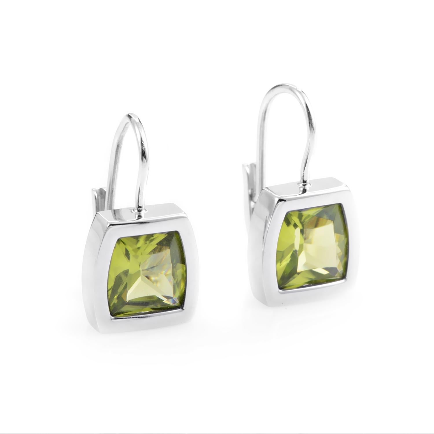 These understated yet fabulous earrings by Cartier are captivating. The earrings are made of 18K white gold and box set with ~1.20ct of peridot.
