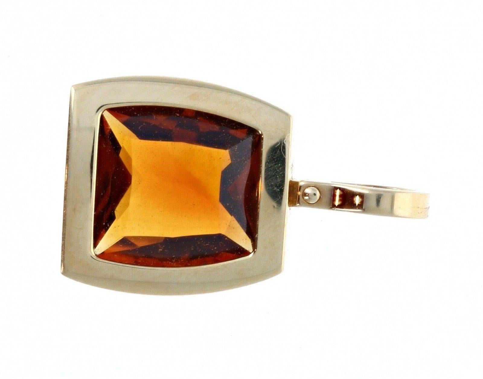 Cartier La Dona 18k Yellow Gold & Citrine Pendant 3.2g 


For sale is a Cartier 18k yellow gold and citrine pendent from the La dona collection. 
The pendent is comprised of one citrine. Good condition. Get it now!



Metal: 18k yellow gold

Brand: