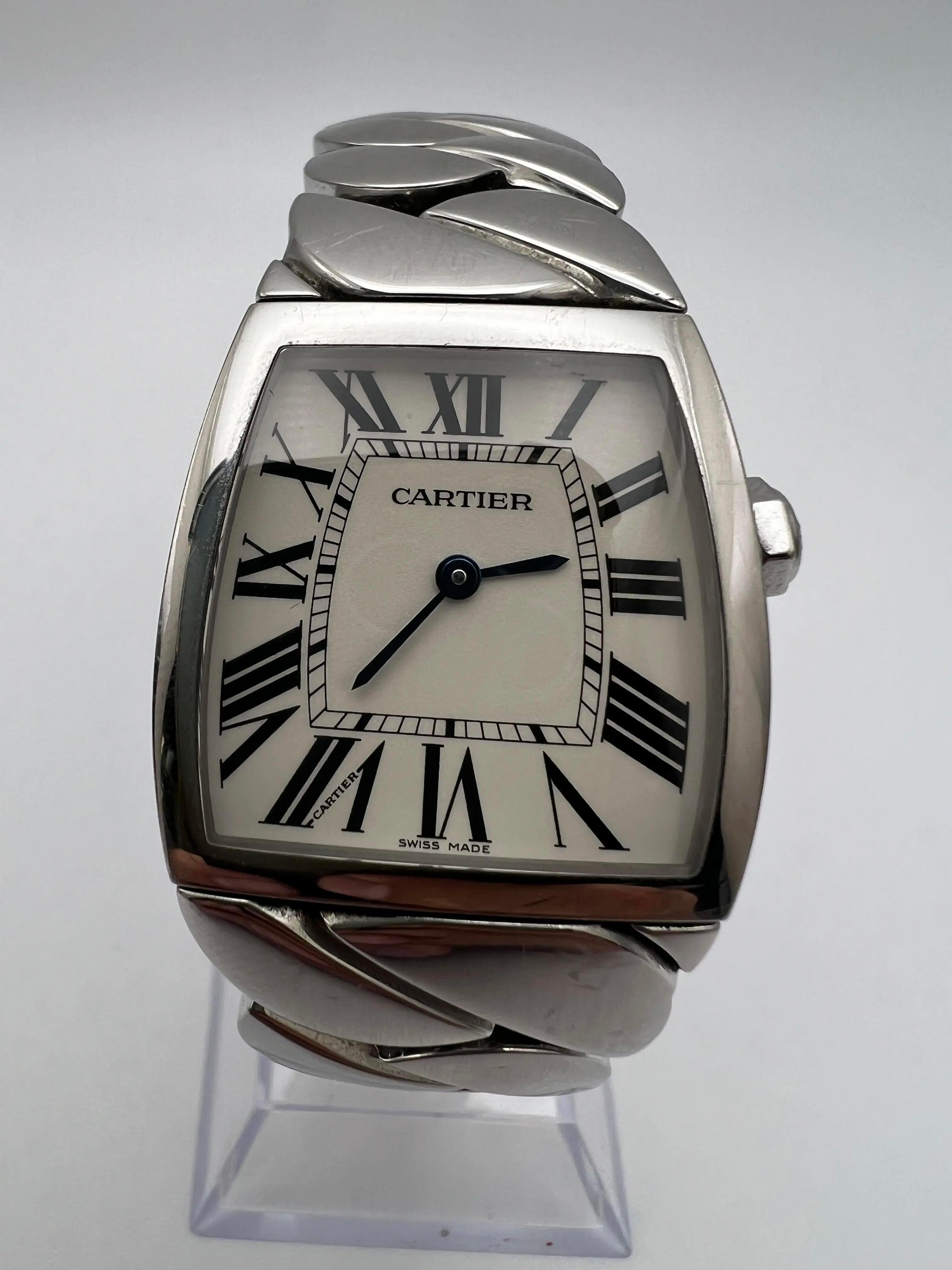 Il Cartier La Dona (ref. W660022I) offre un design audace e scultoreo che lo distingue dalle tradizionali linee Cartier. Realizzata in acciaio inossidabile, la cassa da 28 mm mostra la caratteristica forma asimmetrica che conferisce a La Dona la sua