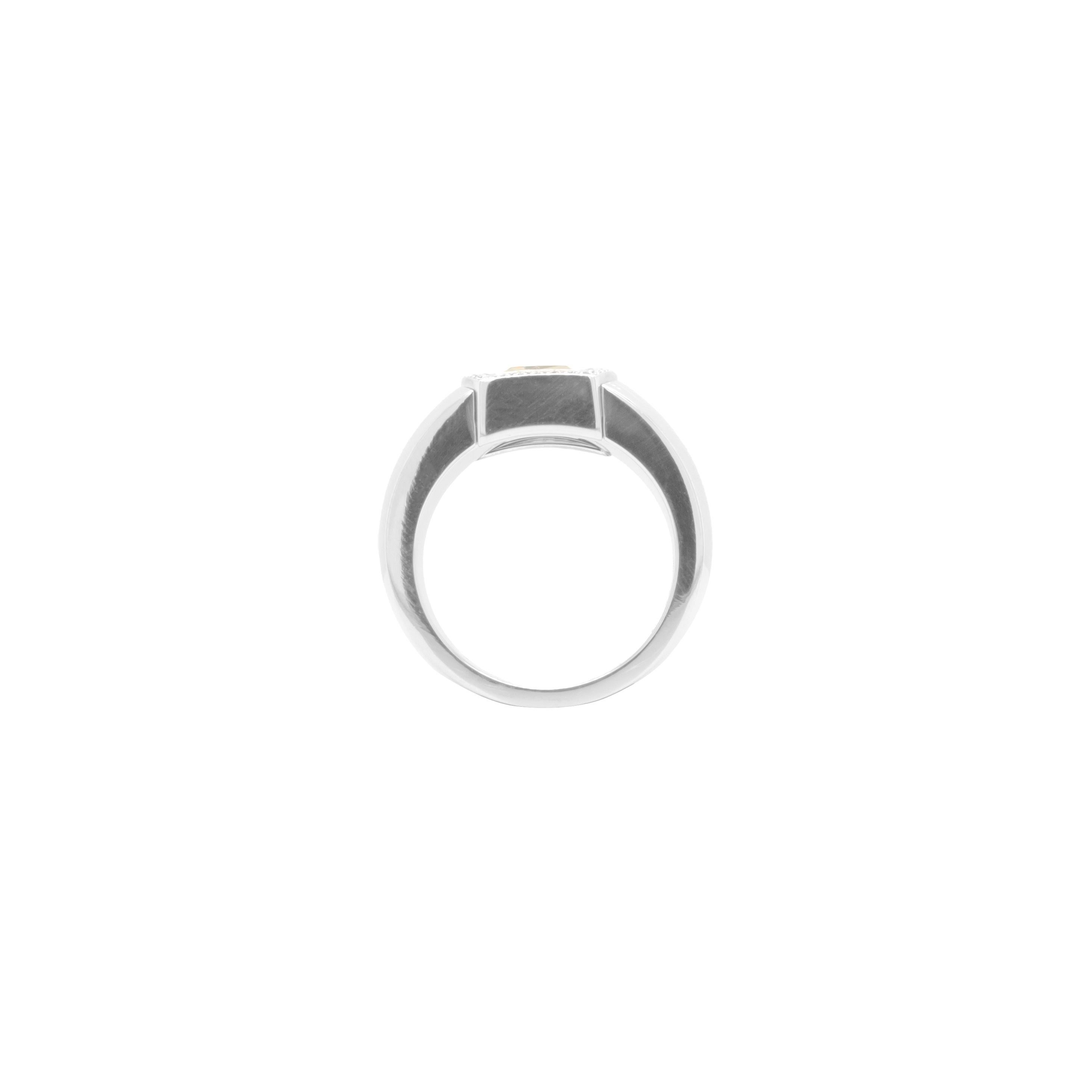 Añade un toque de color a tu colección de joyas con este raro anillo de cóctel de la Colección Cartier La Luna, magistralmente elaborado en oro blanco de 18 quilates de alto brillo.

El espectacular anillo está engastado en el centro con un