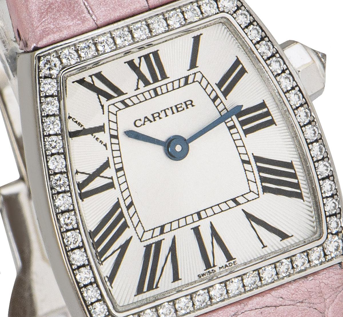 Taille ronde Cartier La Dona Montre guillochée en or blanc et argent sertie de diamants pour femmes B&P WE600351 en vente