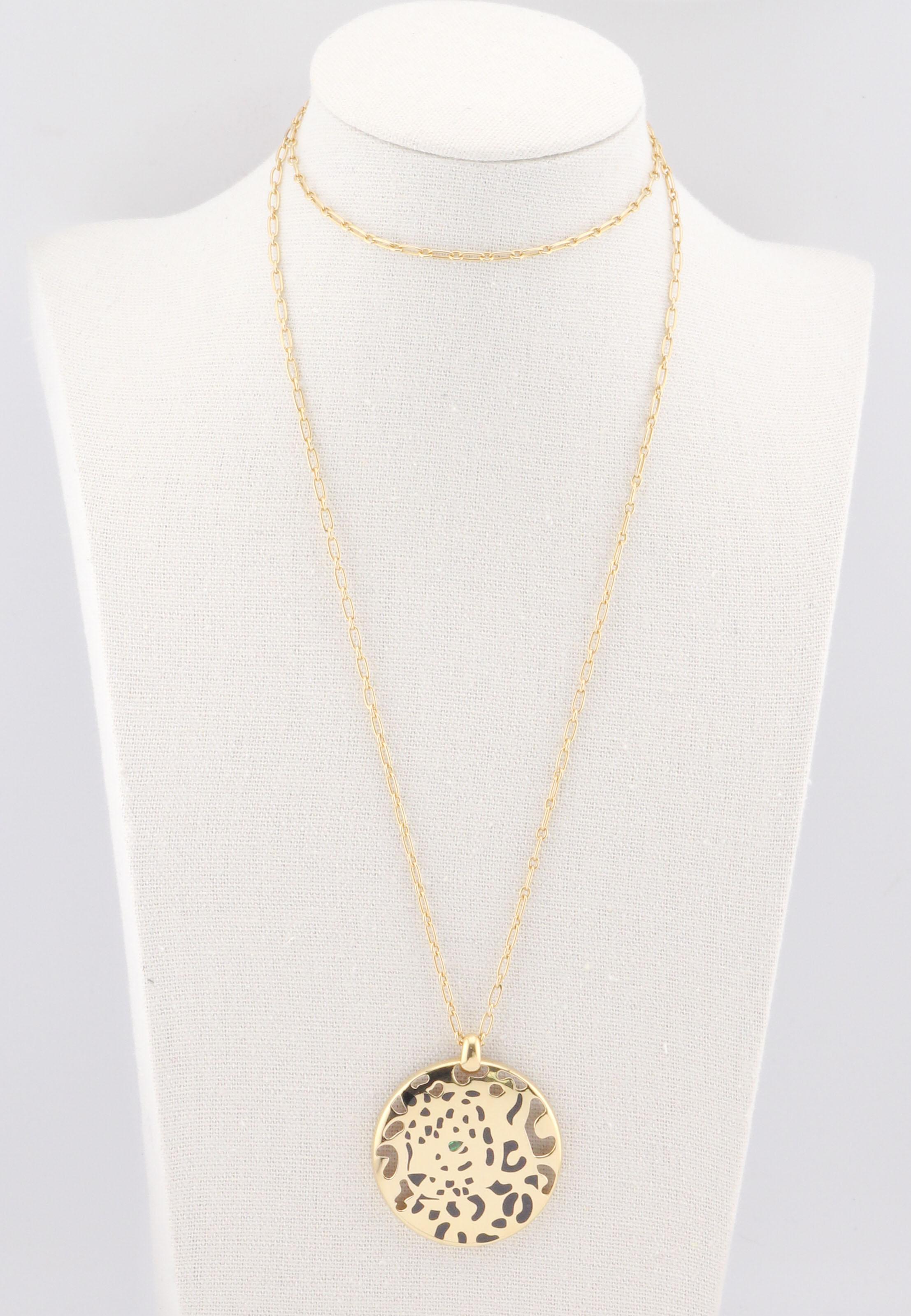 Entdecken Sie die raffinierte Eleganz dieser Anhänger-Halskette von Cartier aus 18 Karat Gold. Diese meisterhafte Kreation verkörpert die Hingabe von Cartier an außergewöhnliche Handwerkskunst und zeitloses Design.

Die zarte Kette aus glänzendem