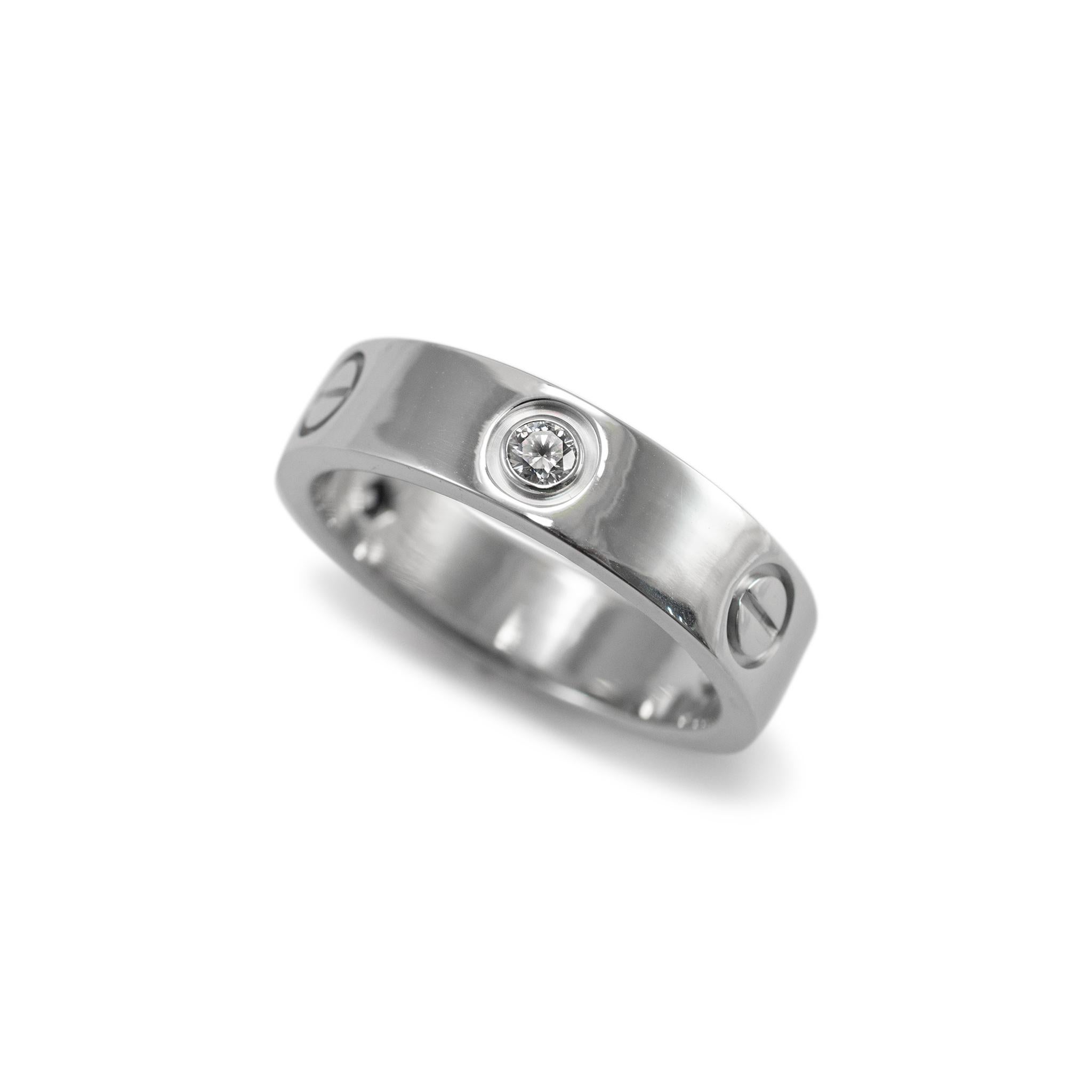 Marchio: Cartier 

Genere: Donna

Tipo di metallo: oro bianco 18K

Misura dell'anello: 8,25

Larghezza dell'anello: 5,45 mm

Peso: 9.74 grammi

Una fede in oro bianco 18 carati con diamante e gambo morbido e quadrato. Il metallo è stato testato ed è