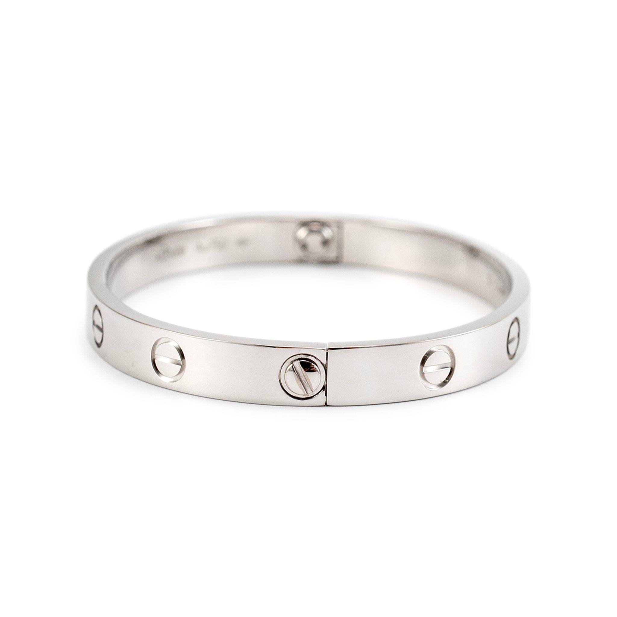 Marke: Cartier

Geschlecht: Damen

Metall Typ: 18K Weißgold 

Länge: 5,75 Zoll 

Breite: 6.00 mm

Gewicht: 30,54 Gramm

Damenarmband aus poliertem 18-karätigem Weißgold, von einem Designer hergestellt. Das Metall wurde getestet und es wurde