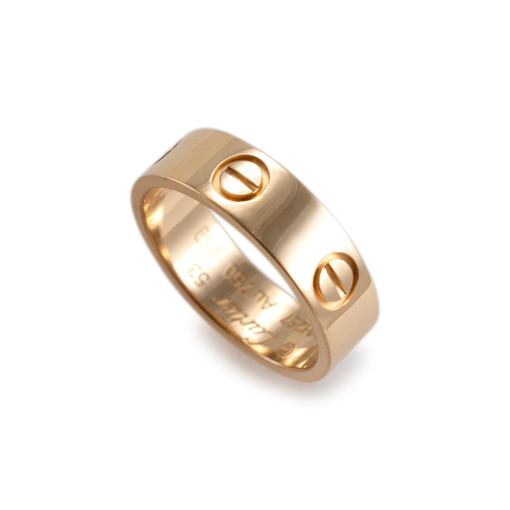 Marchio: Cartier

Genere: Donna

Tipo di metallo: Oro giallo 18 carati

Misura anello: 6.5

Larghezza: 5,50 mm

Peso: 4.60 grammi

Fascia in oro giallo 18 carati con gambo morbido e quadrato. Il metallo è stato testato ed è risultato essere oro