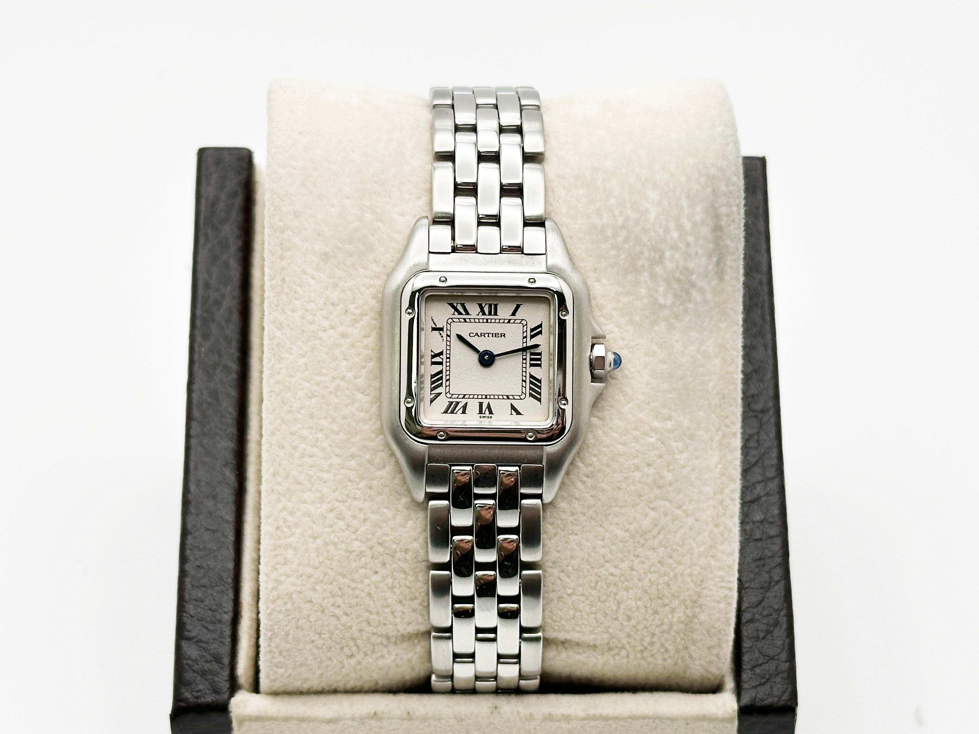 Style Nummer: W25033P5

 

Modell: Cartier Panthere de Cartier Damen 

 

MATERIAL des Gehäuses: Rostfreier Stahl 

 

Band:  Rostfreier Stahl 

 

Lünette: Edelstahl 

 

Zifferblatt: Silber

 

Gesicht: Saphirglas 

 

Gehäusegröße: 22mm 

