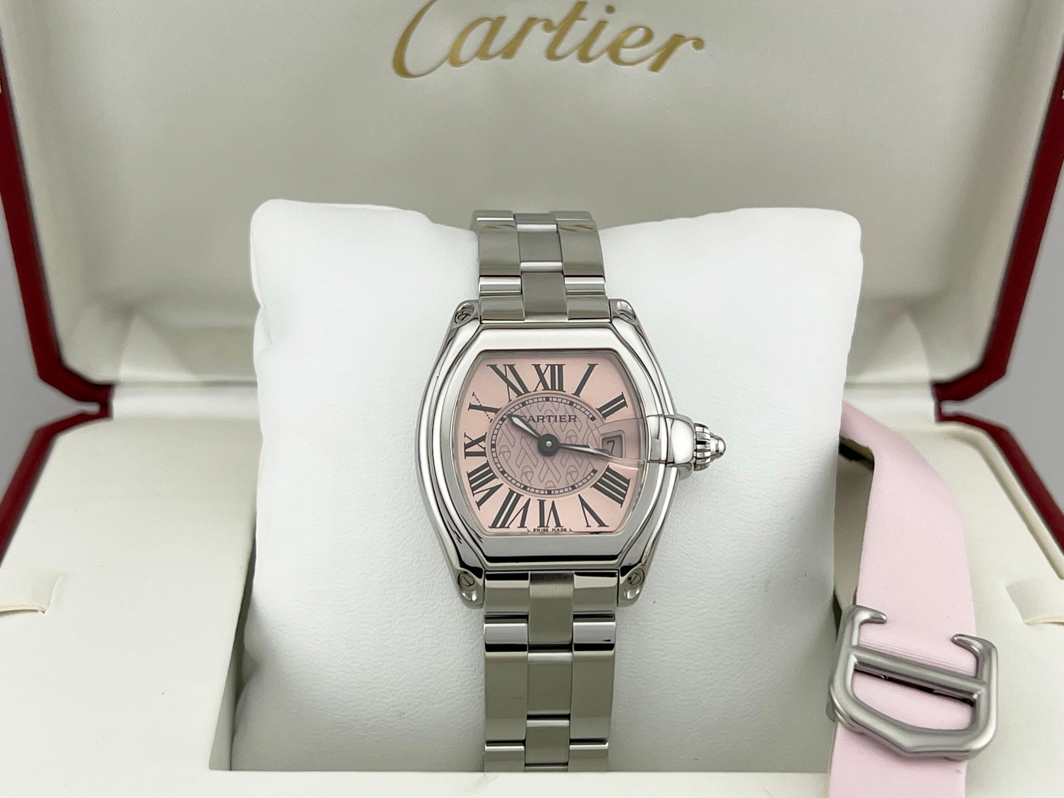 Numero di stile: 2675

Model: Cartier Roadster 

Materiale della cassa: Acciaio inossidabile 

Fascia: Acciaio inossidabile 

Lunetta: Acciaio inossidabile 

Quadrante: Quadrante in edizione limitata di fabbrica con nastro rosa per la