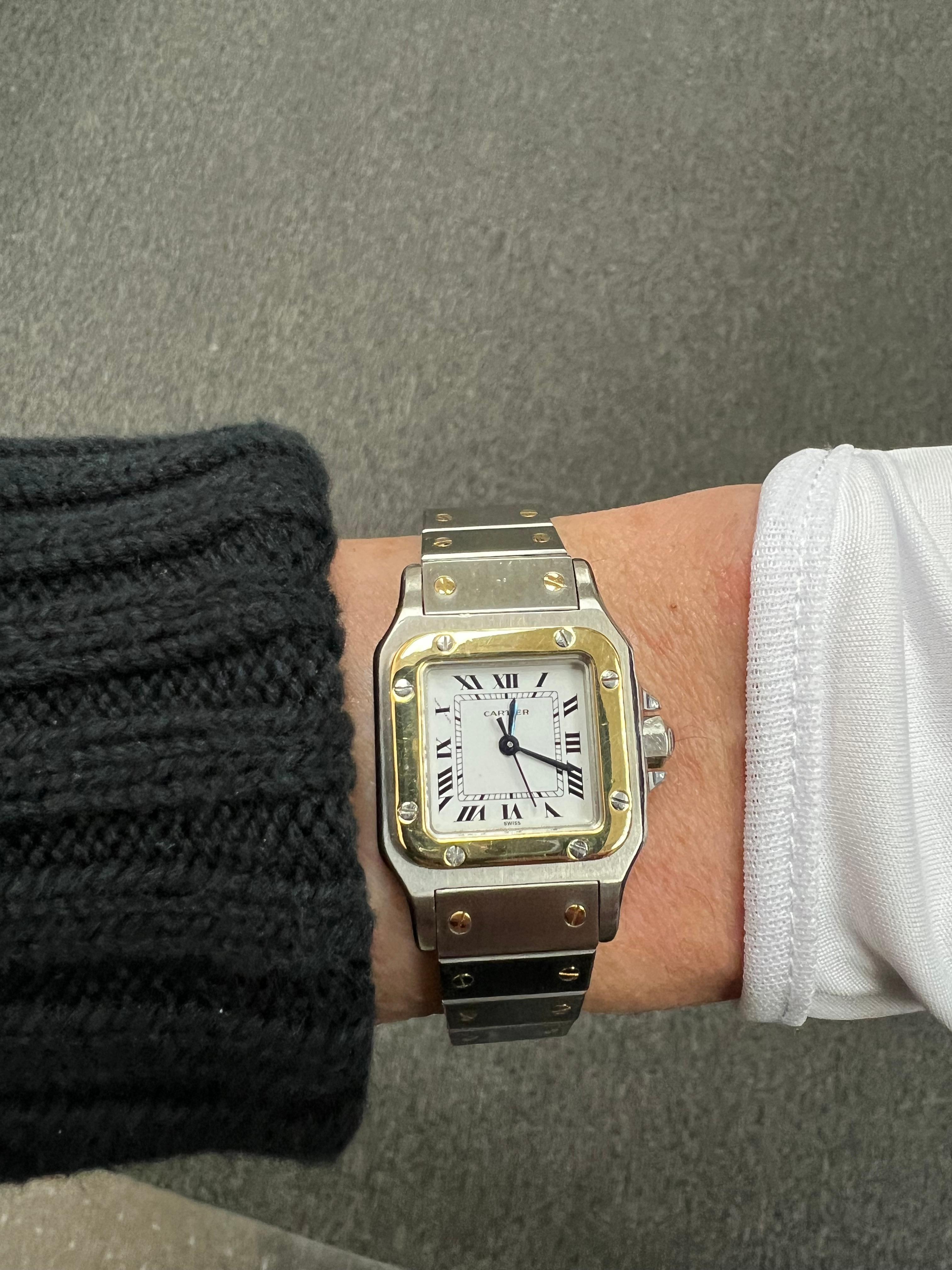 Cartier Damen Santos Galbee Automatik-Armbanduhr aus Stahl und Gold, um 1979.

Vintage Cartier Santos Galbee Damenarmbanduhr aus Edelstahl und 18 Karat Gelbgold im klassischen Design mit römischen Ziffern auf dem Zifferblatt. Das Gehäuse misst 24 mm