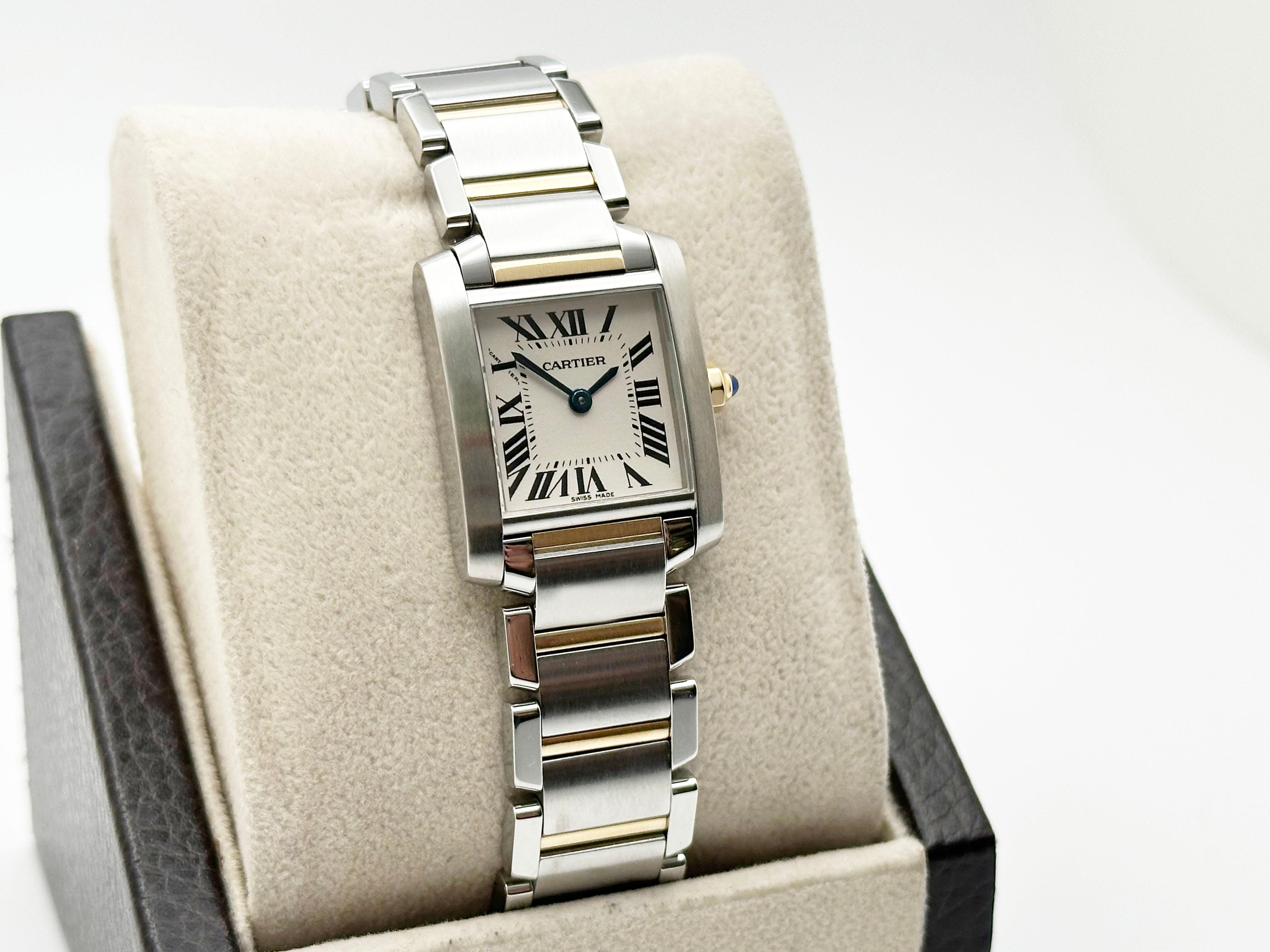 Numéro de style : 2384

 

Modèle : Cartier Tank Francaise 

 

Matériau du boîtier : Acier inoxydable 

 

Bande : or jaune 18K et acier inoxydable 

 

Lunette : Acier inoxydable 

 

Cadran : Ivoire 

 

Visage : Cristal saphir 

 

Taille du