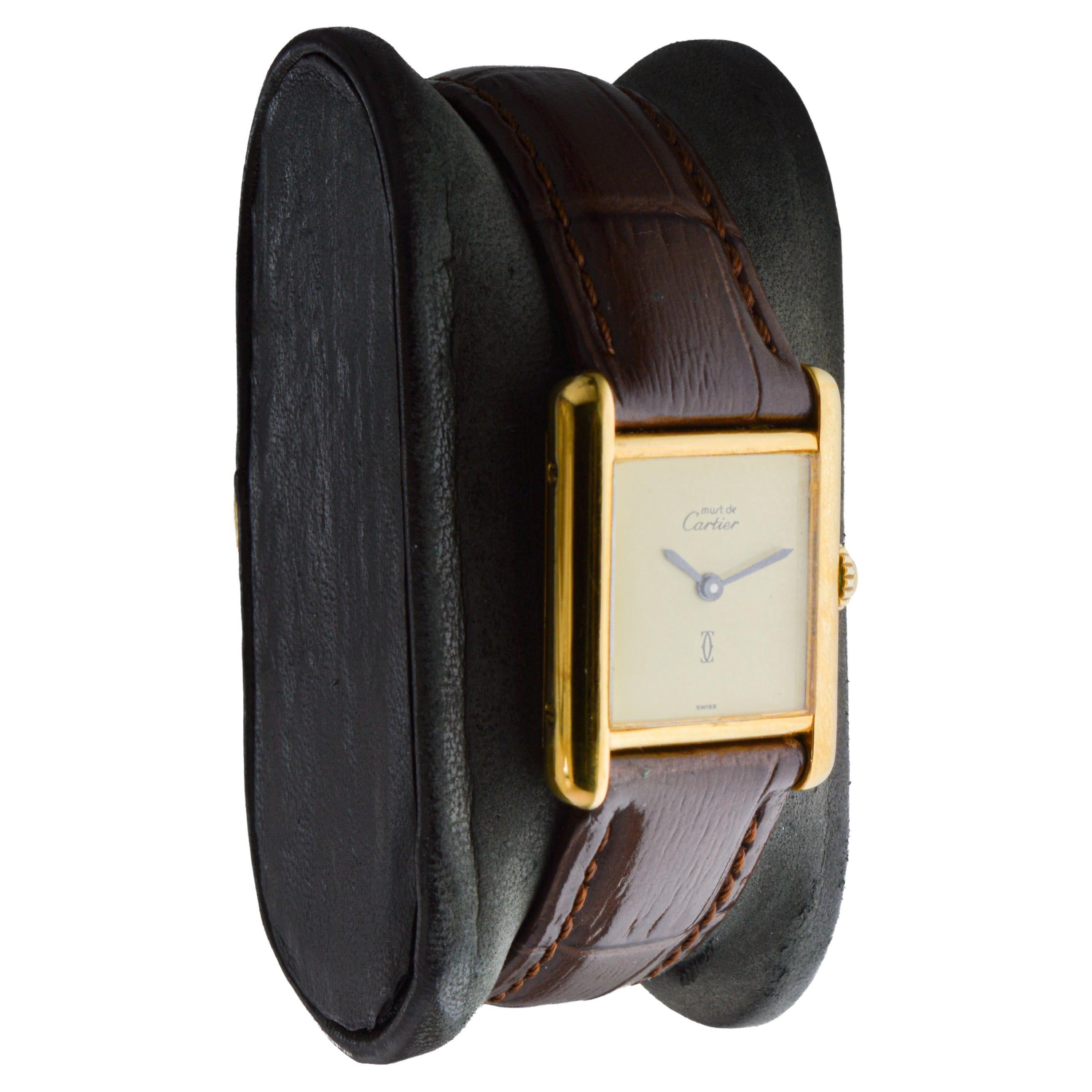 FÁBRICA / CASA: Cartier 
ESTILO / REFERENCIA: Estilo Tanque 
METAL / MATERIAL: Oro amarillo relleno
CIRCA / AÑO: 1970
DIMENSIONES / TAMAÑO: Longitud 28mm 