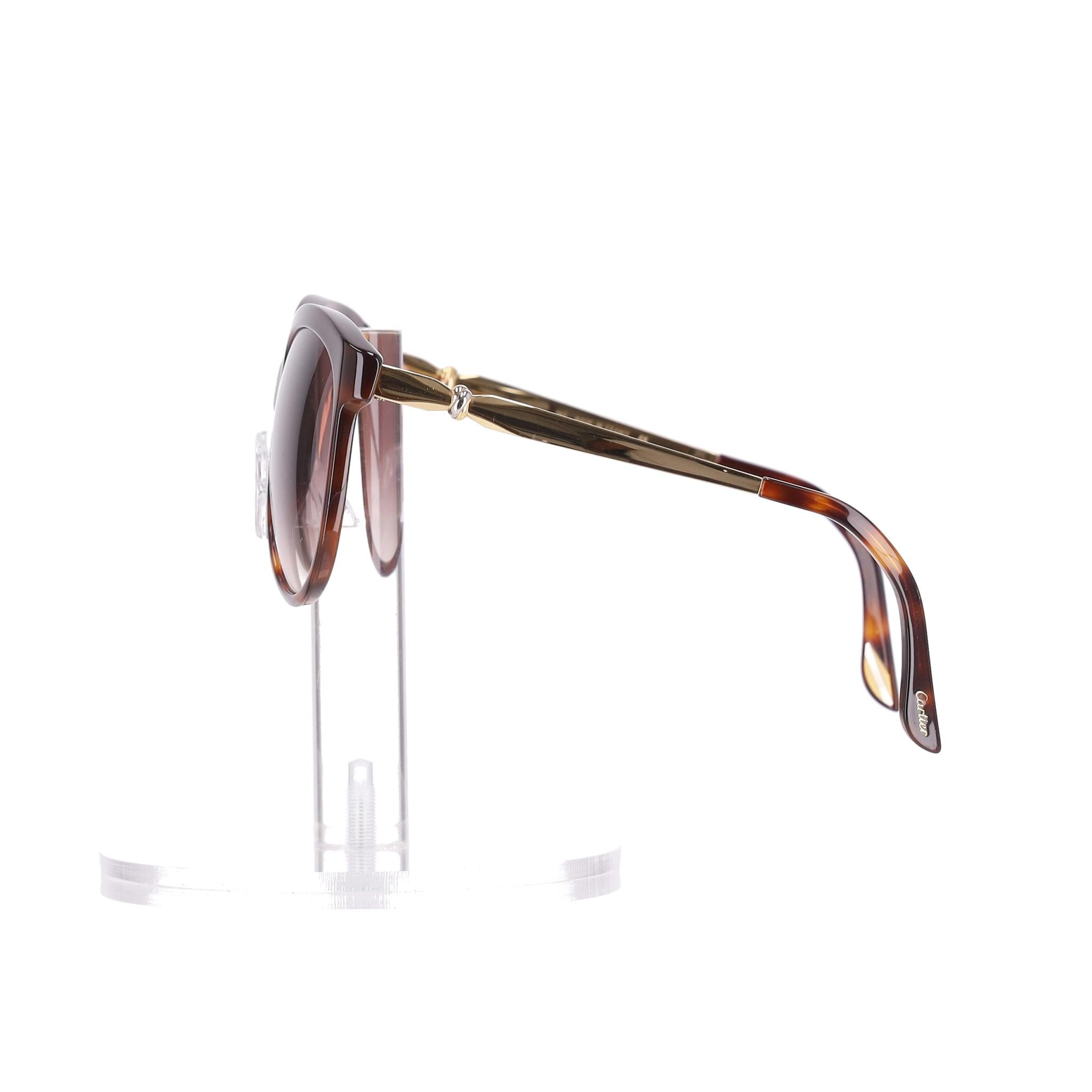 Occhiali da sole Cartier Lady Trinity Tartaruga

Occhiali da sole con montatura in tartaruga marrone e lenti polarizzate colorate.

Caratterizzati da bracci in metallo dorato con il motivo ad anello tri-colore tipico di Cartier e la firma 