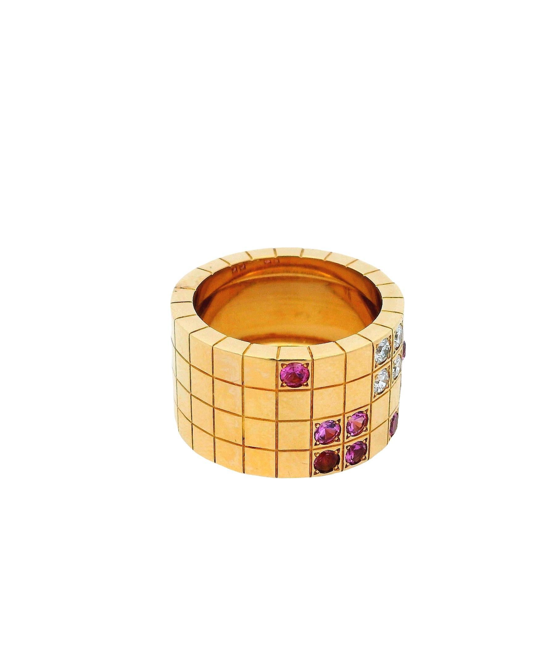 La bague Lanières à large bande de Cartier est un bijou éblouissant qui respire l'élégance et la sophistication. Il présente un riche design avec des saphirs naturels roses ronds, totalisant environ 0,75 carats, qui ajoutent une touche de couleur