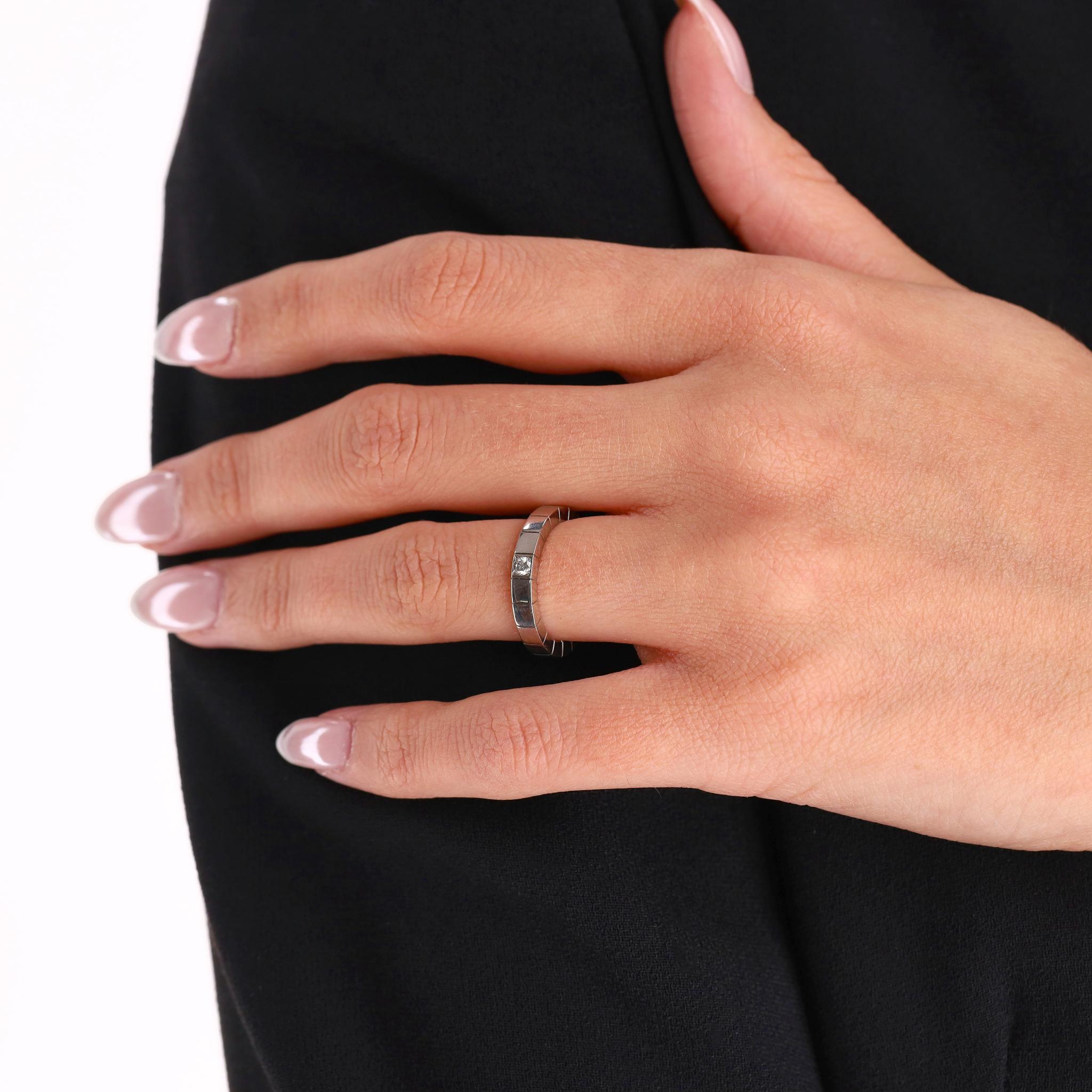 Anello a fascia con diamanti e oro bianco 18 carati Cartier Lanieres

Dalla collezione Lanieres di Cartier, questo anello senza tempo è realizzato in oro bianco 18 carati con maglie quadrate che formano una fascia continua.

Whiting con un singolo