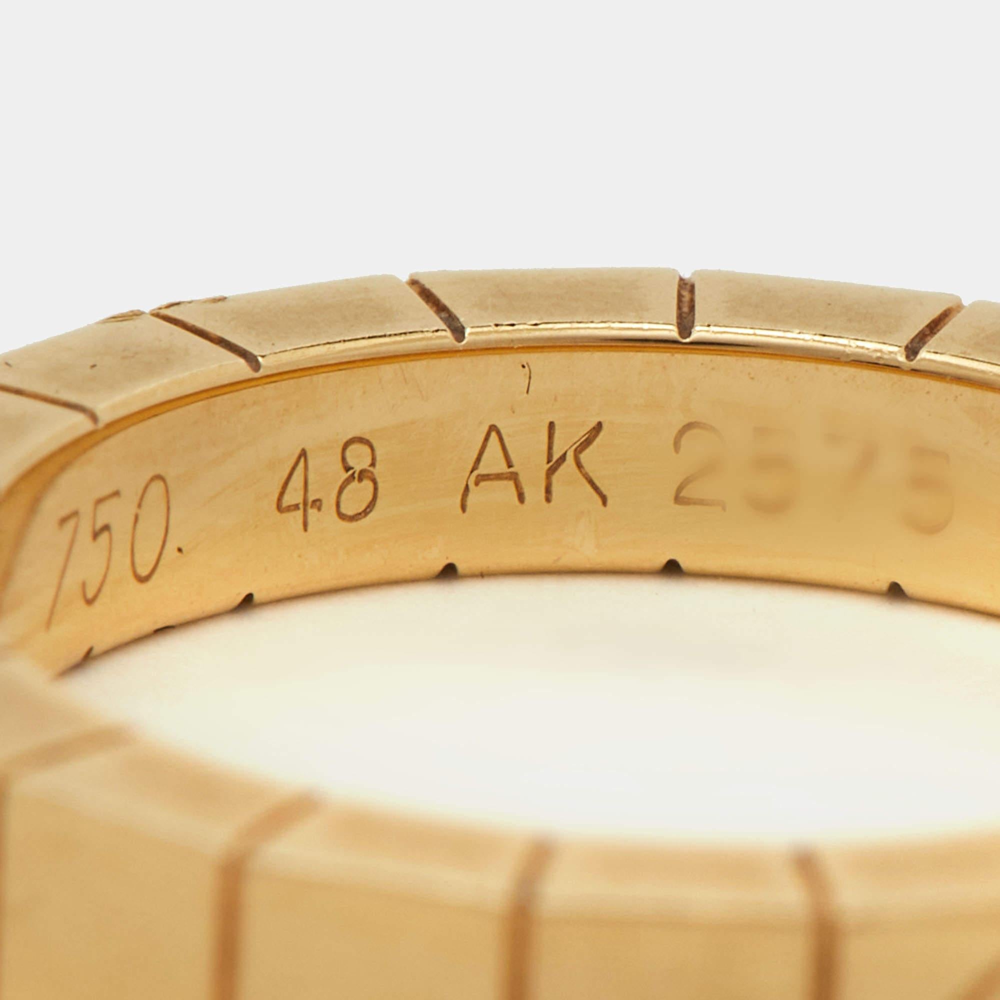 Der Ring Cartier Lanieres ist ein luxuriöses Schmuckstück, das aus 18 Karat Gelbgold gefertigt ist. Dieses schlanke und elegante Design zeichnet sich durch dünne, parallele Bänder aus, die sich um den Finger schlingen und einen modernen und