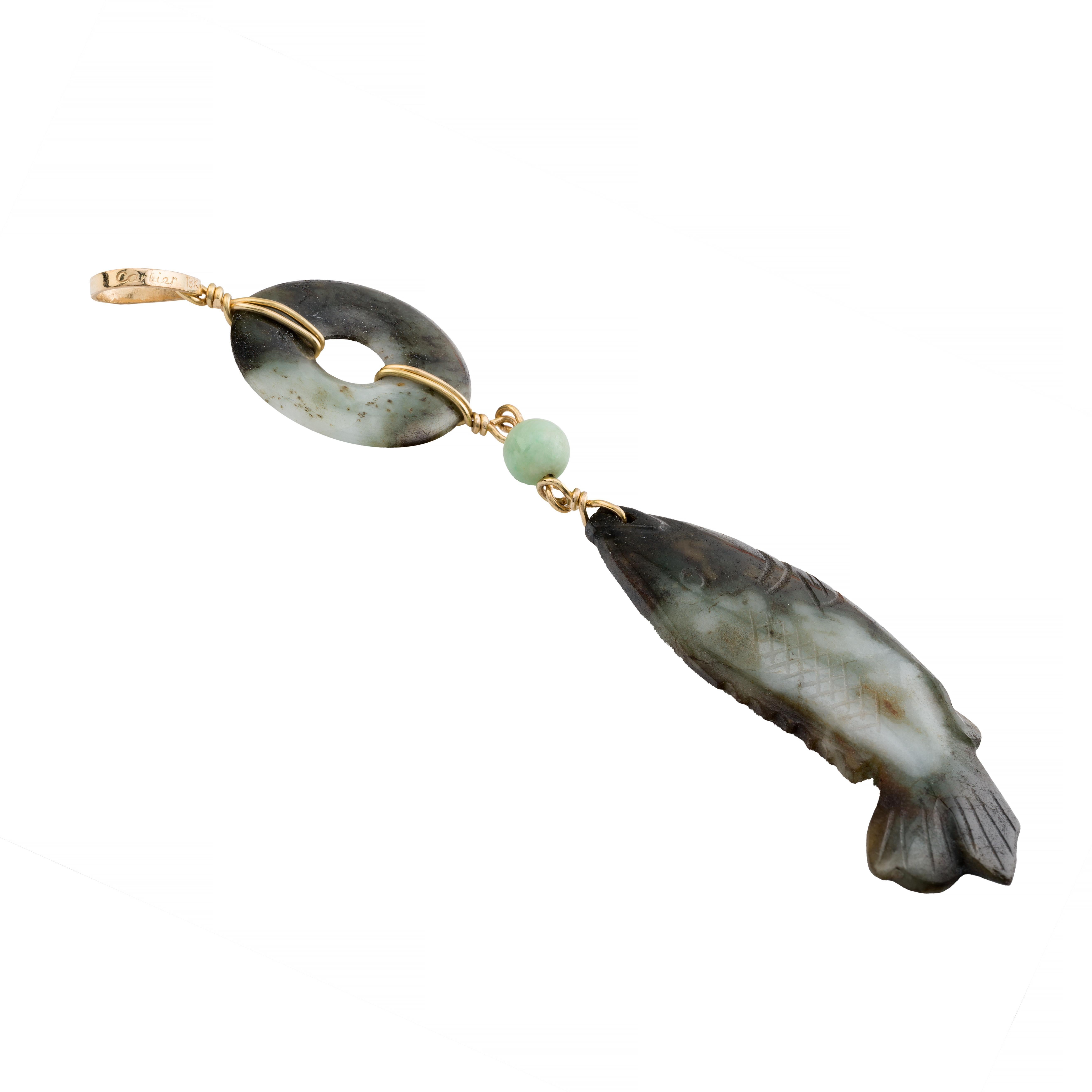 Aston Estate Jewelry présente :

Un captivant collier pendentif de Cartier datant du milieu du siècle dernier. Le design présente un pendentif en jade en forme de poisson, suspendu à une pièce circulaire en jade, tous deux dans une riche teinte