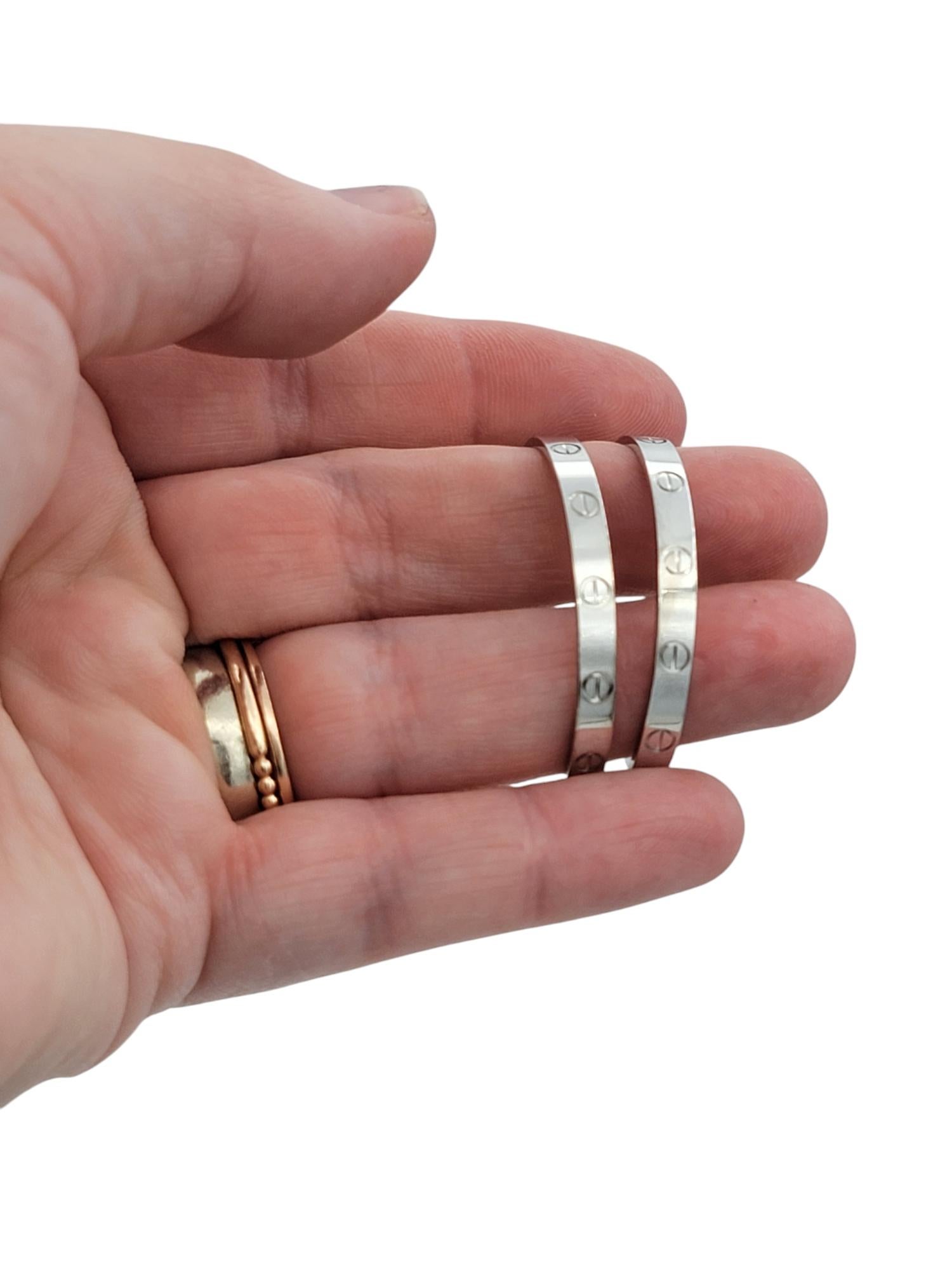 Orecchini a cerchio Cartier Love grandi in oro bianco lucido 18 carati con scatola in vendita 6