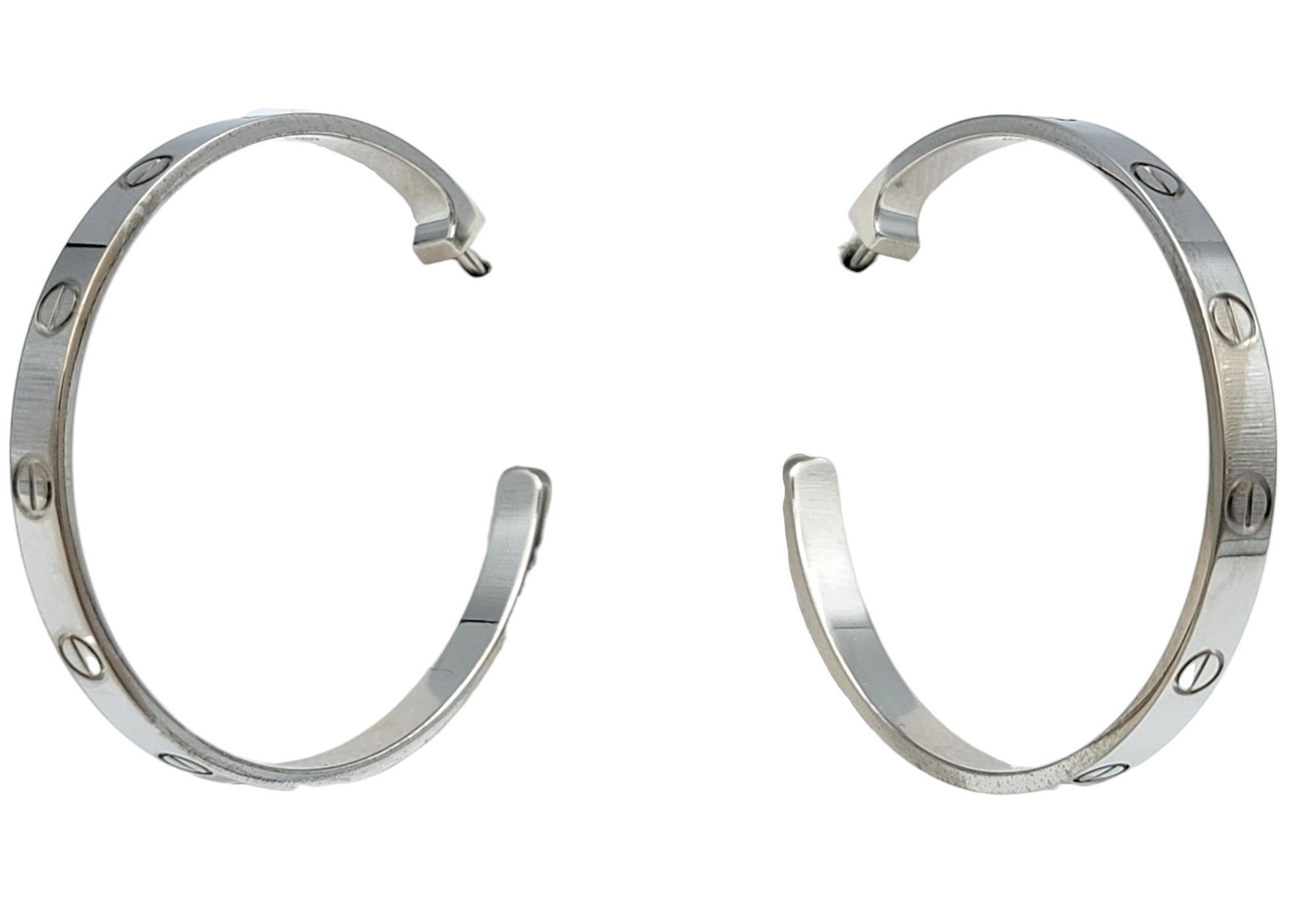 Contemporaneo Orecchini a cerchio Cartier Love grandi in oro bianco lucido 18 carati con scatola in vendita