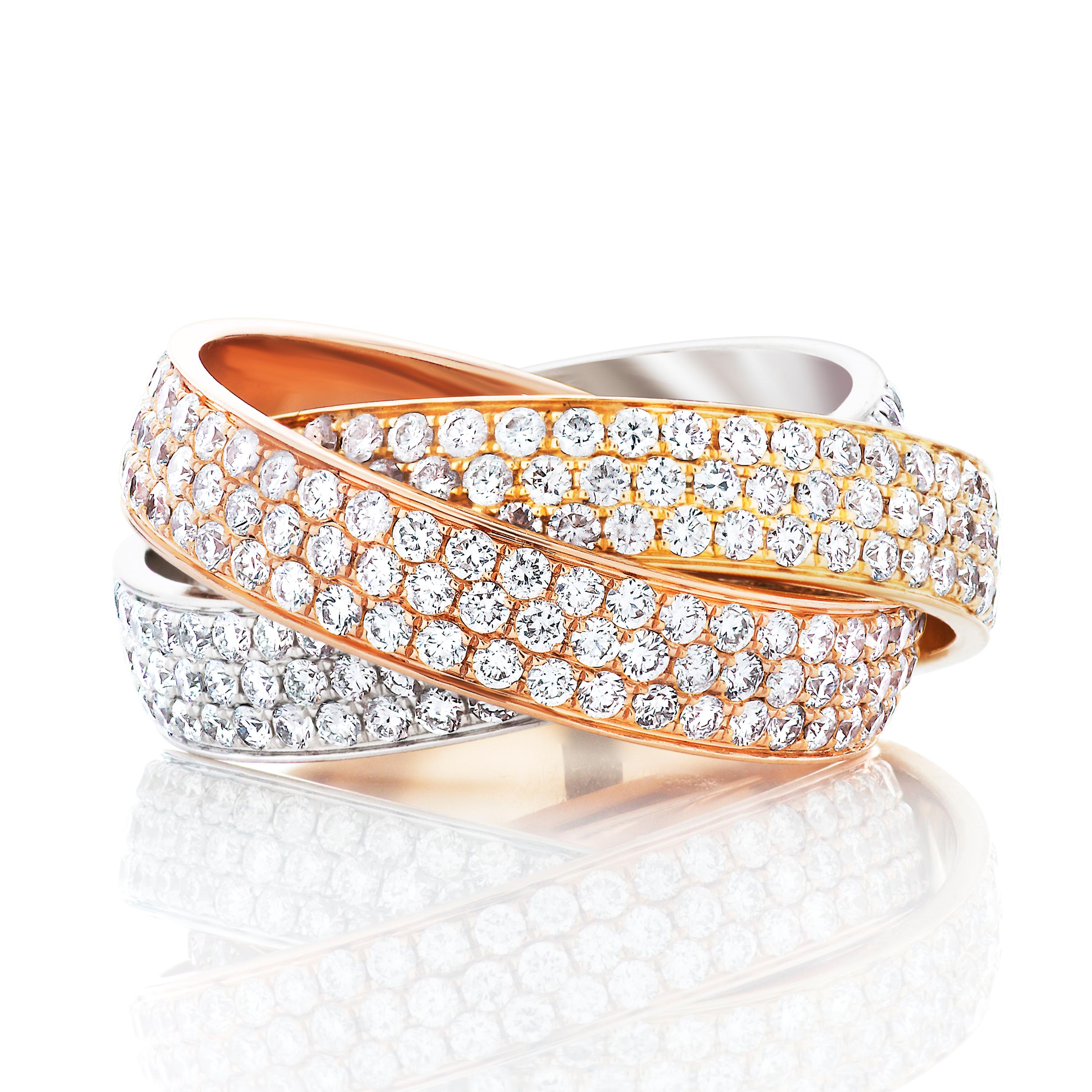 Bague roulante Trinity en diamants Cartier grand modèle en or blanc, jaune et rose 18k. 

Cette bague Cartier est composée de 3 anneaux imbriqués et pavés d'environ 4,64 carats de diamants ronds de taille brillant. Elle est accompagnée d'un