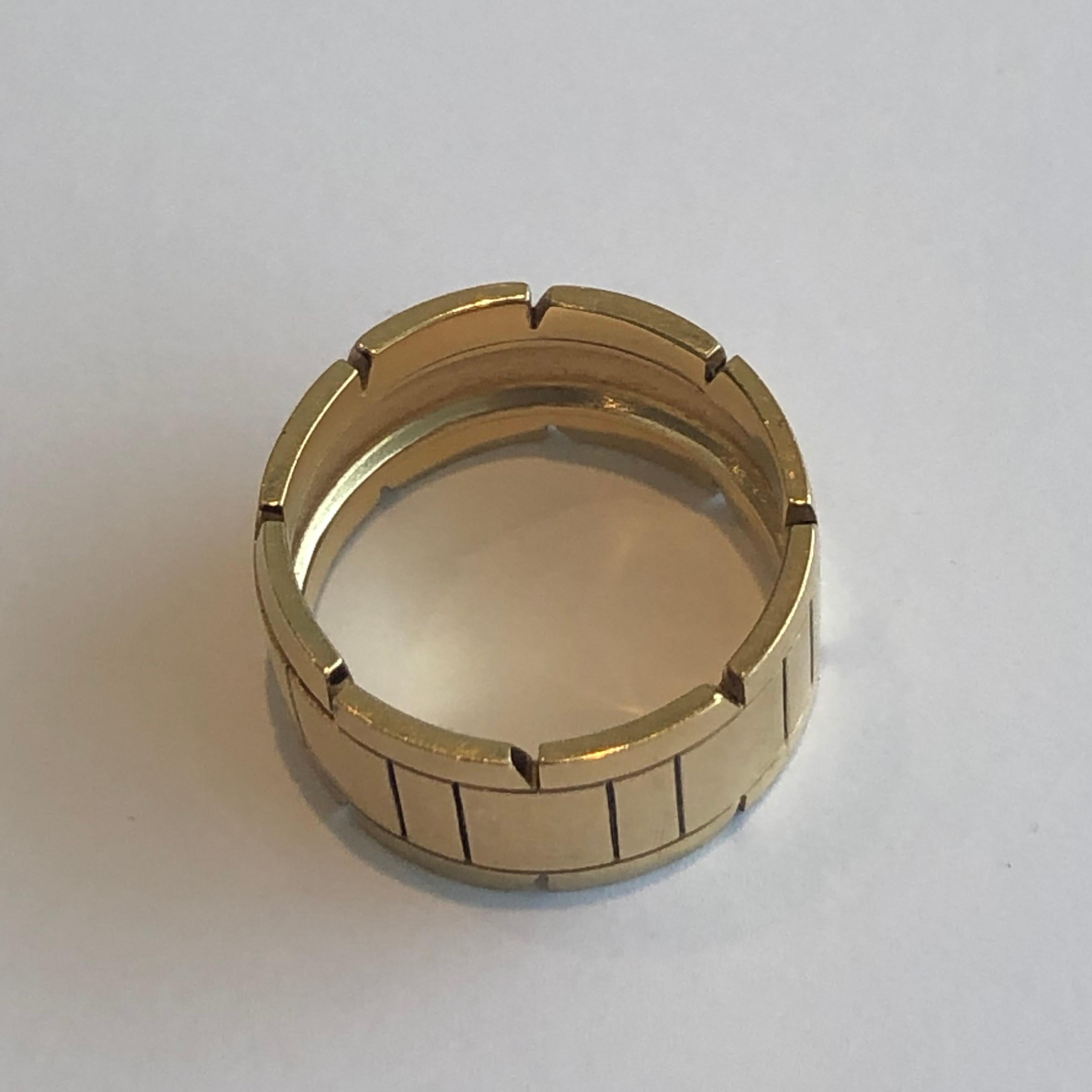 Tank band ring by Cartier. 
Yellow gold 18K. 

Size 59. Signed, numbered, stamped (for gold and Cartier's hand).

Ring has just been polished, it is AS NEW. 

Delivered with red inner and outer boxes. 