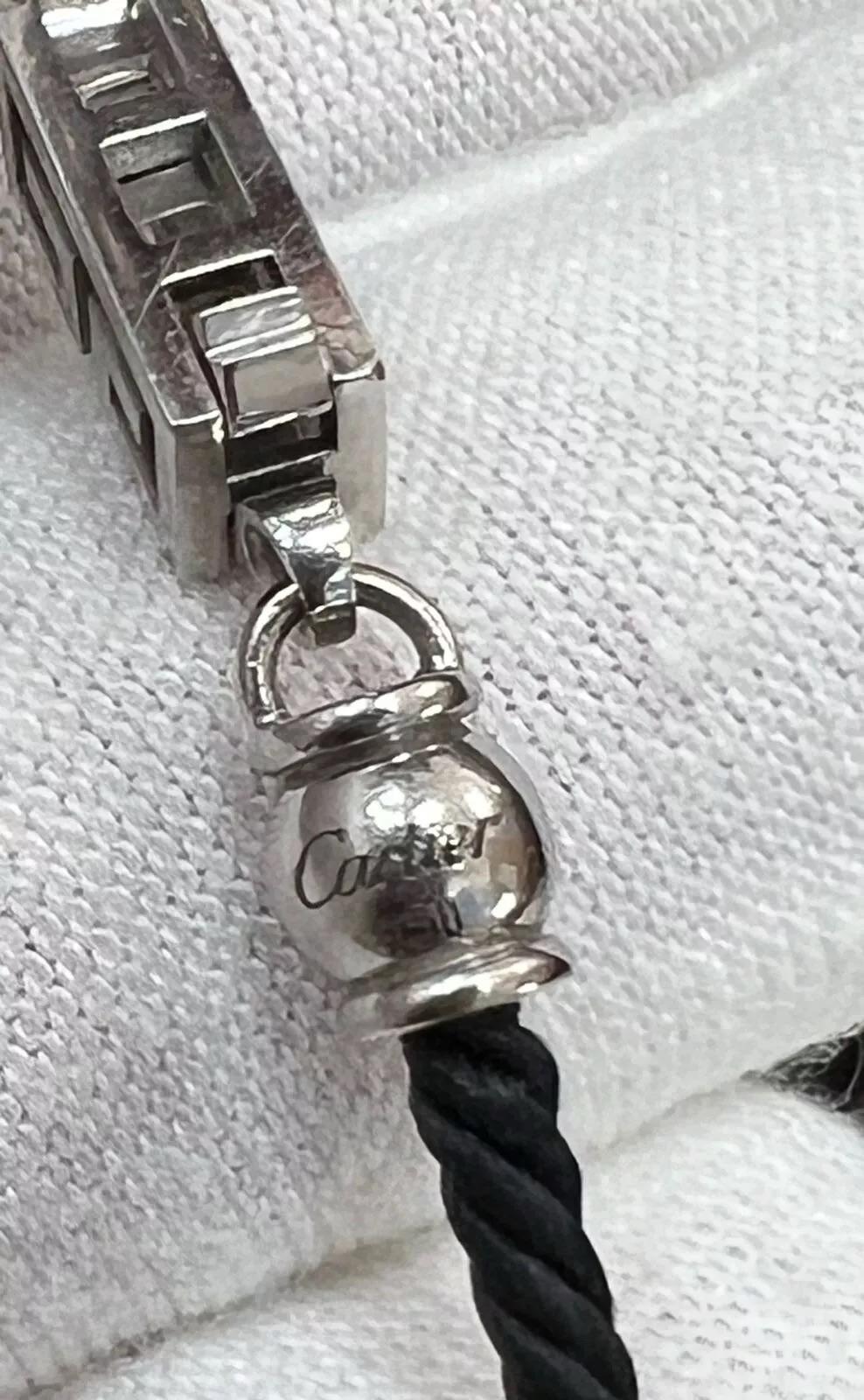 Cartier Le Baiser Du Dragon - Collana in oro bianco 18 carati con onice, rubino e diamante - con astuccio

Collana in oro bianco 18k con diamanti, rubini e onice di Cartier. Fa parte della collezione Cartier Le Baiser Du Dragon. Con 153 diamanti