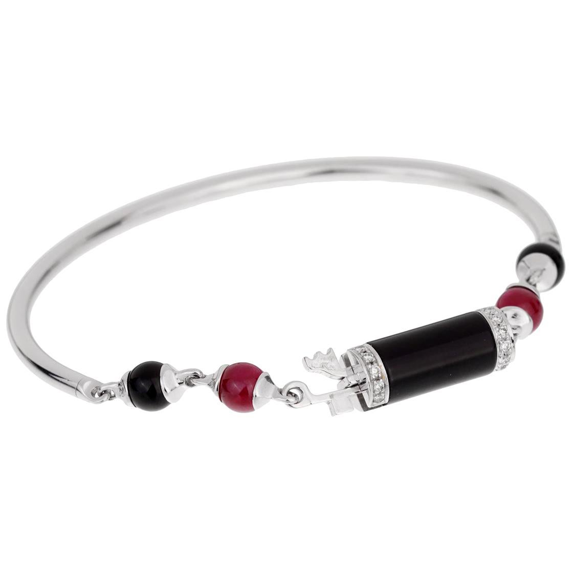 A chic Cartier bracelet from the Le Baiser du Dragon collection carefully crafted in 18k white gold, the bracelet features ruby, and onyx stations adorned with round brilliant cut diamonds on the central locking mechanism.

Size 16cm - 6.30