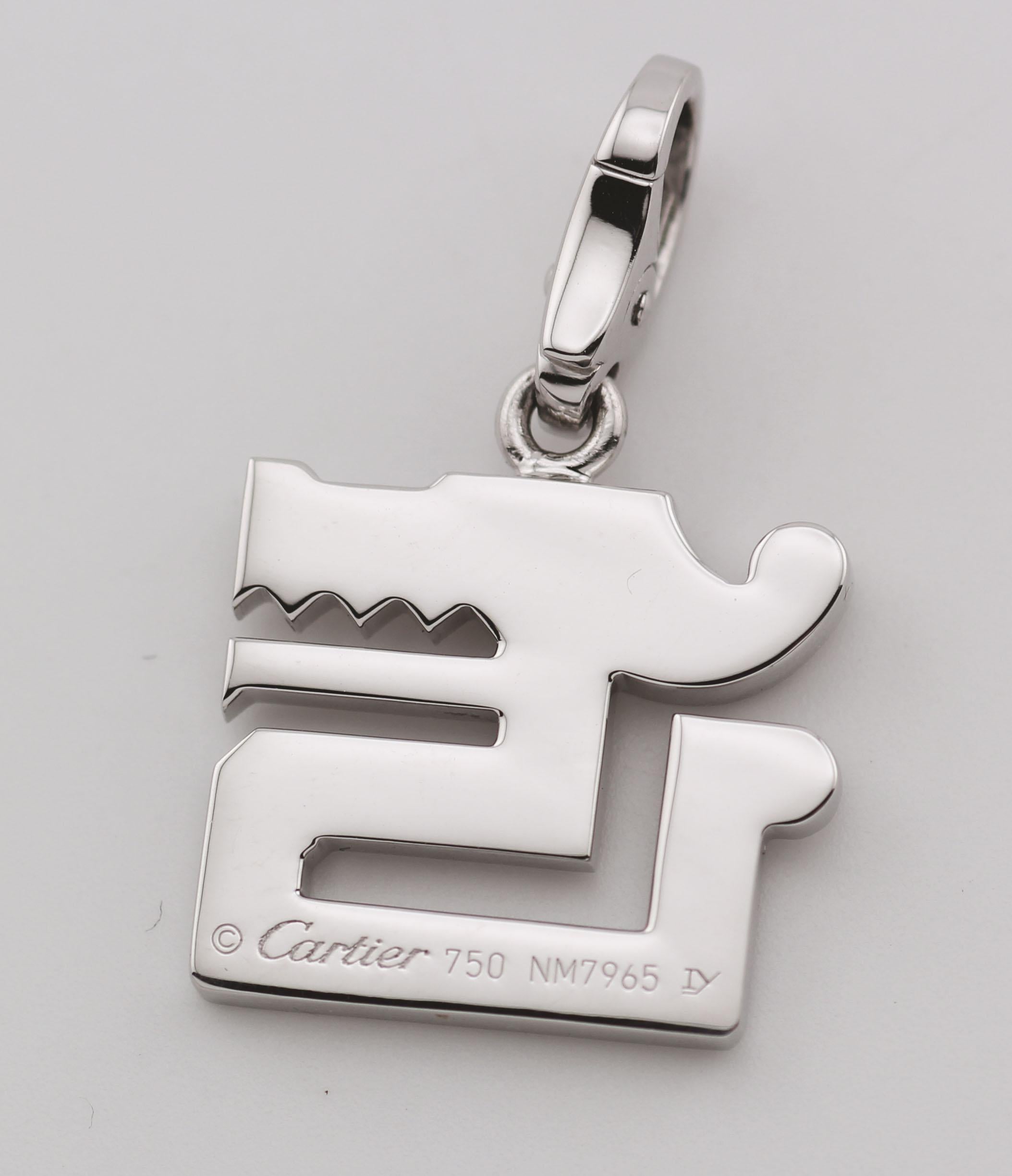 Wir präsentieren den Cartier 18K White Gold Le Baiser Du Dragon Charm Anhänger, ein fesselndes und luxuriöses Schmuckstück, das Schönheit, Symbolik und die berühmte Handwerkskunst, die die Marke Cartier auszeichnet, meisterhaft miteinander