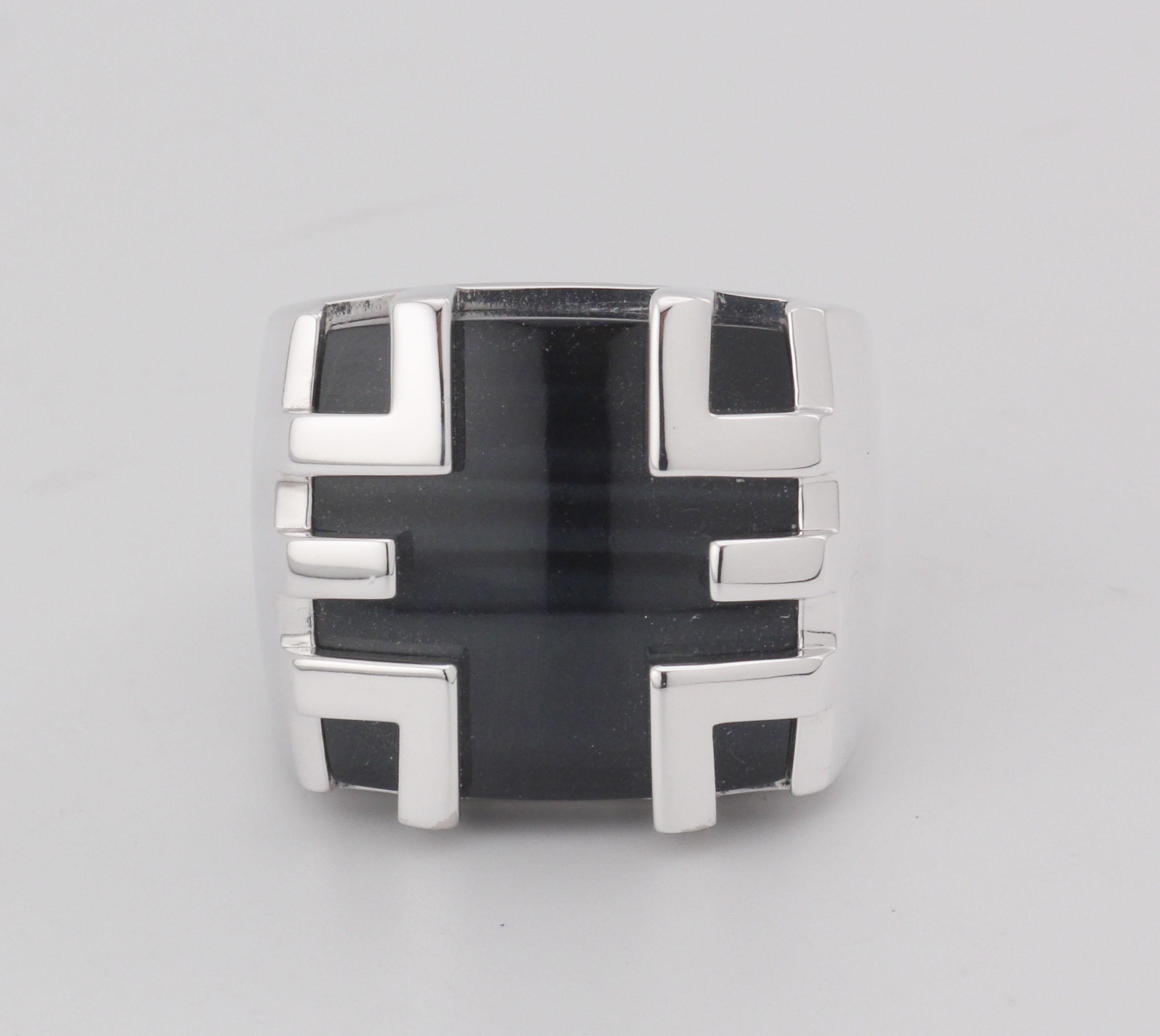 Der kühne und rätselhafte Ring Cartier Le Baiser du Dragon Falcon's Eye interpretiert maskuline Eleganz durch die Linse der ikonischen Symbolik von Cartier neu. Dieser skulpturale Herrenring aus leuchtendem 18-karätigem Weißgold präsentiert einen