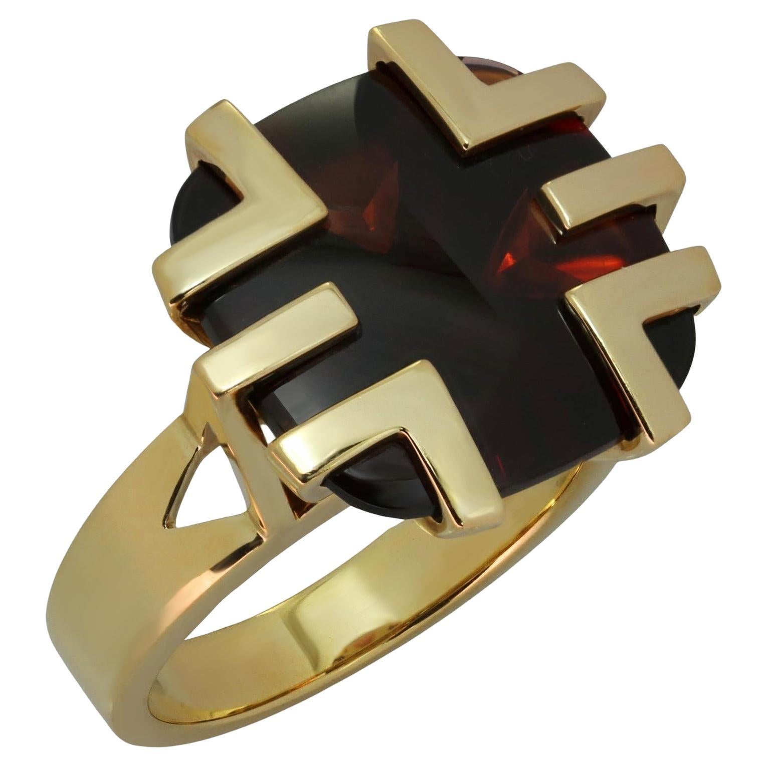 CARTIER: 18 Karat Gelbgold Ring Le Baiser Du Dragon mit Granat 53