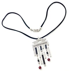 Cartier Collier pendentif Le Baiser Du Dragon en or, onyx, rubis et diamants