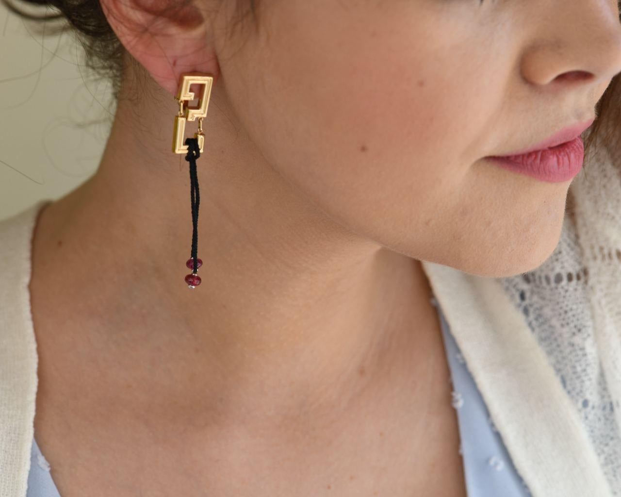 Perle Cartier Le Baiser Du Dragon Boucles d'oreilles en or jaune et rubis en vente
