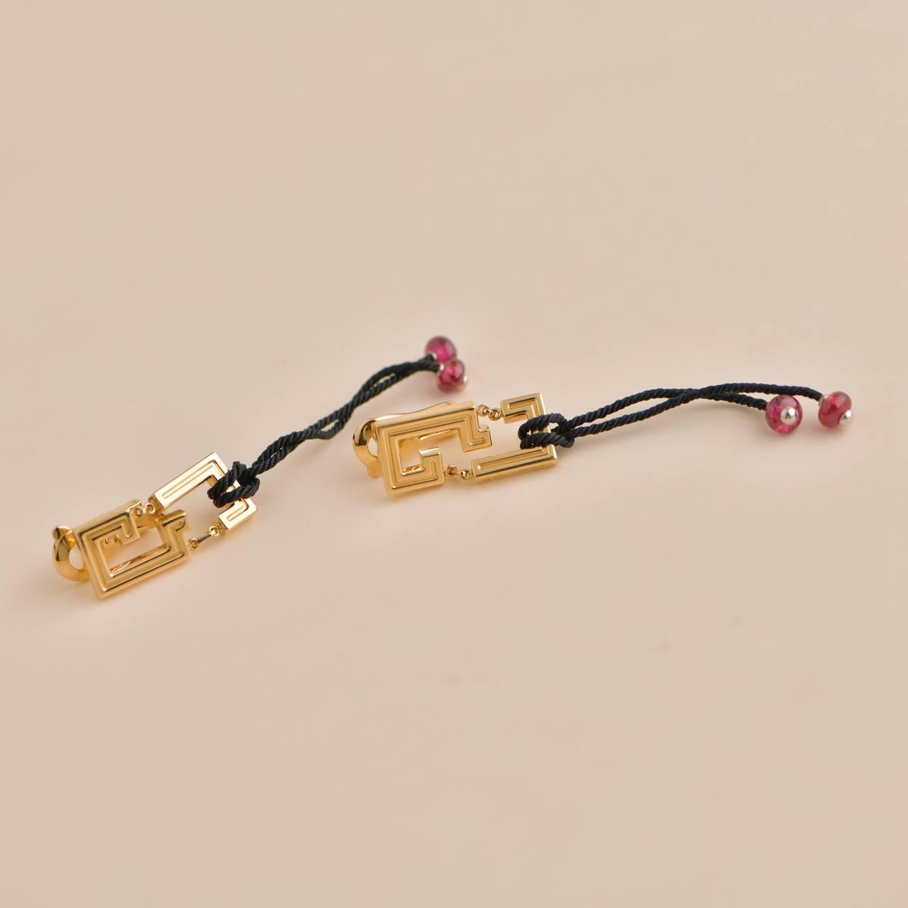 Cartier Le Baiser Du Dragon Boucles d'oreilles en or jaune et rubis Unisexe en vente