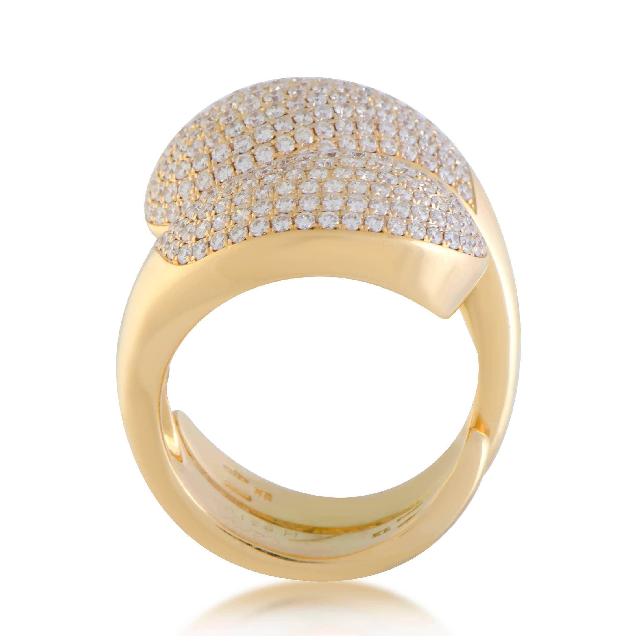 This stunning 18K yellow gold ring by Cartier perfectly epitomizes elegance and class. The spectacular Yin-Yang design is completely embellished with sparkling diamonds that give the ring an extravagantly stylish appeal.
Ring Size: 7
Ring Top