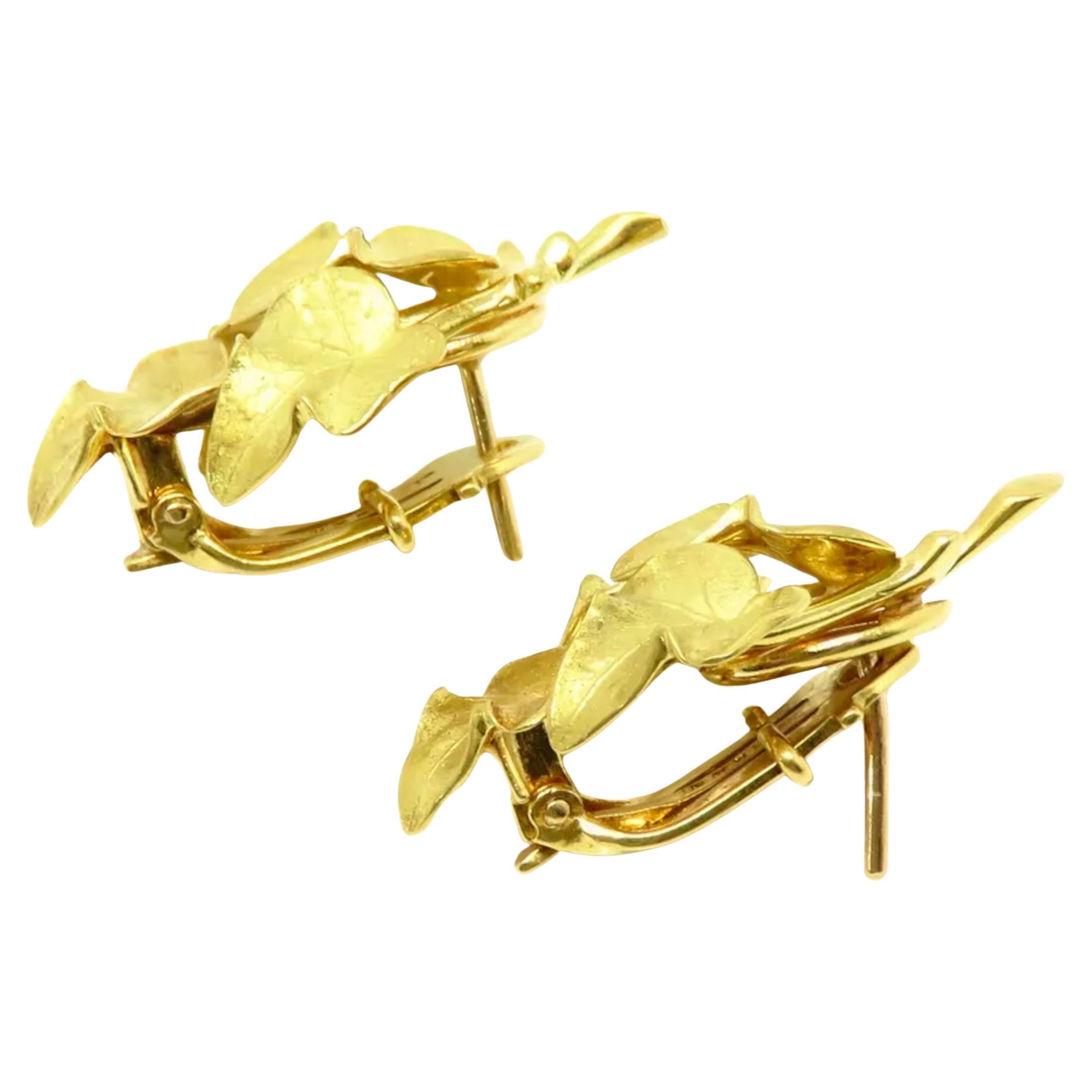 Questi eleganti orecchini Cartier sono realizzati in oro 18 carati e recano il numero di serie 10013. Gli orecchini misurano circa 29 x 19 mm e hanno un peso totale di 10 grammi.


