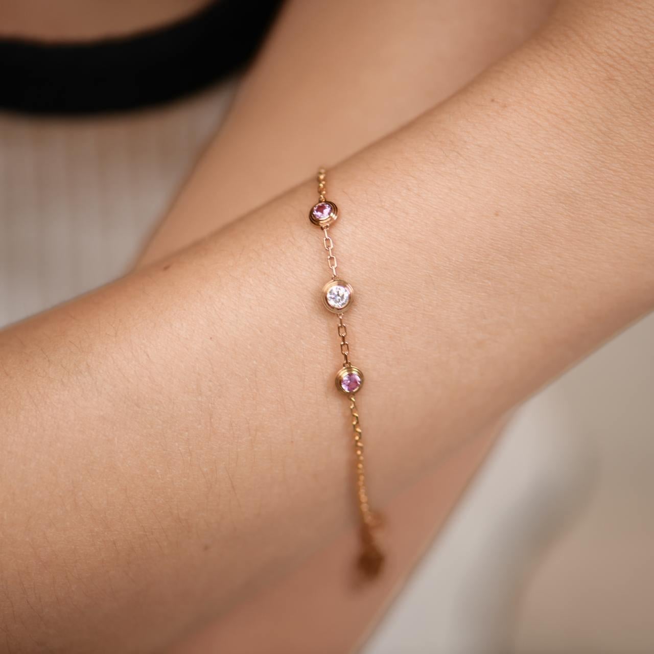 Taille brillant Cartier Légers Bracelet en or rose 18 carats avec diamants et saphirs roses en vente
