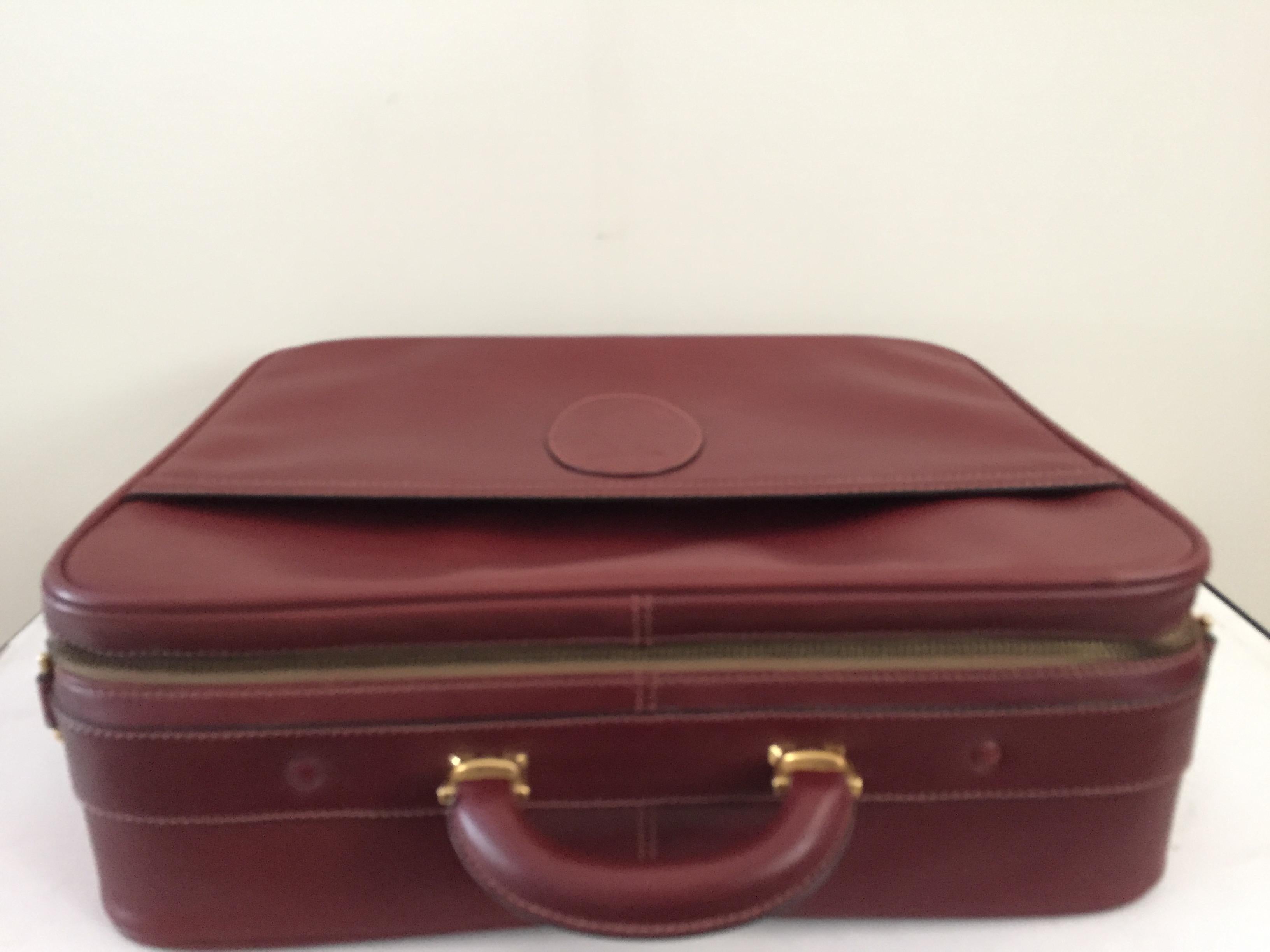 Cartier Les Must de Cartier Burgundy Leather Travel Overnight Suitcase / Luggage In Excellent Condition In Westport, CT