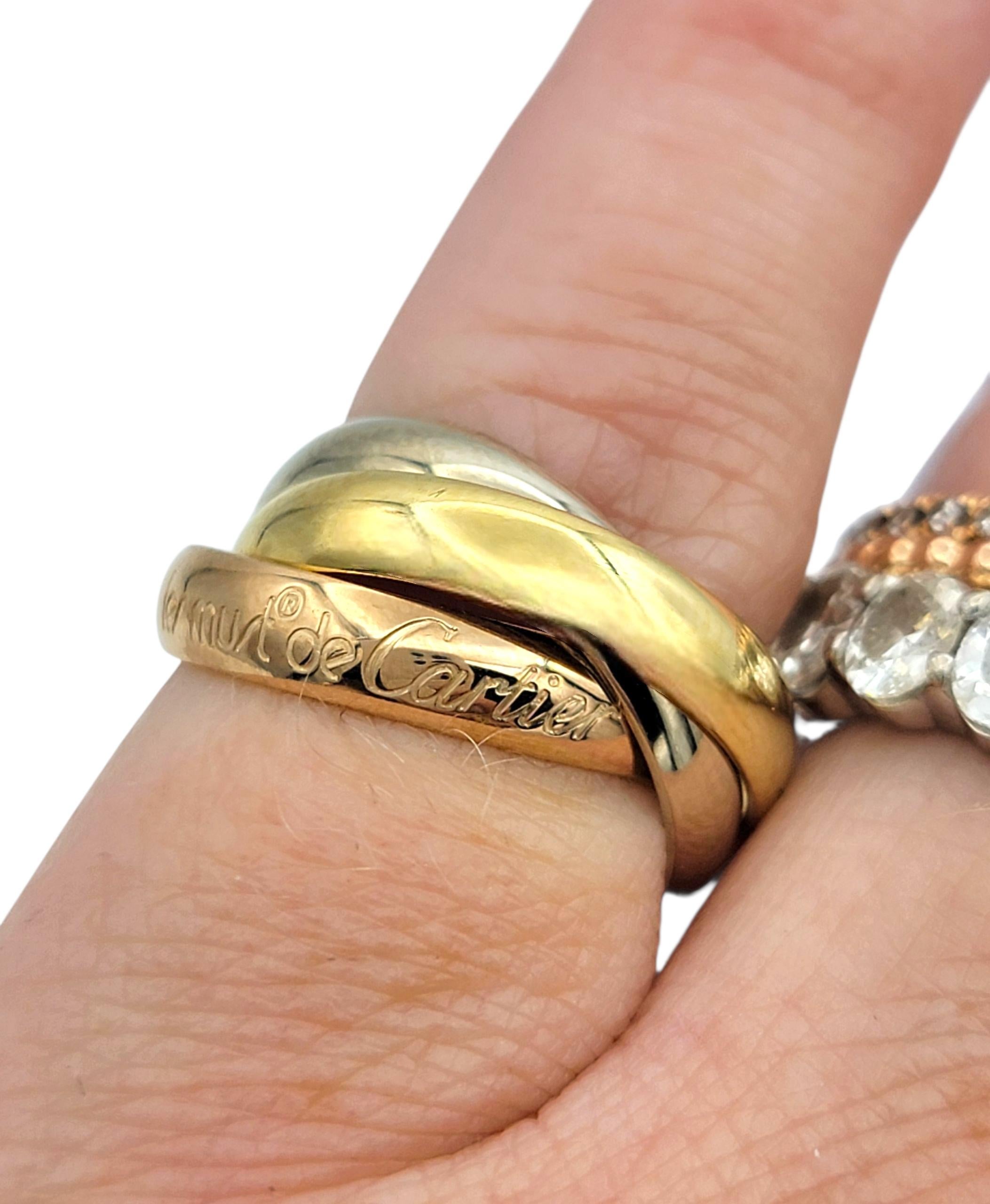 Anello a fascia a trinità Les Must de Cartier in oro giallo, rosa e bianco 18 carati in vendita 6