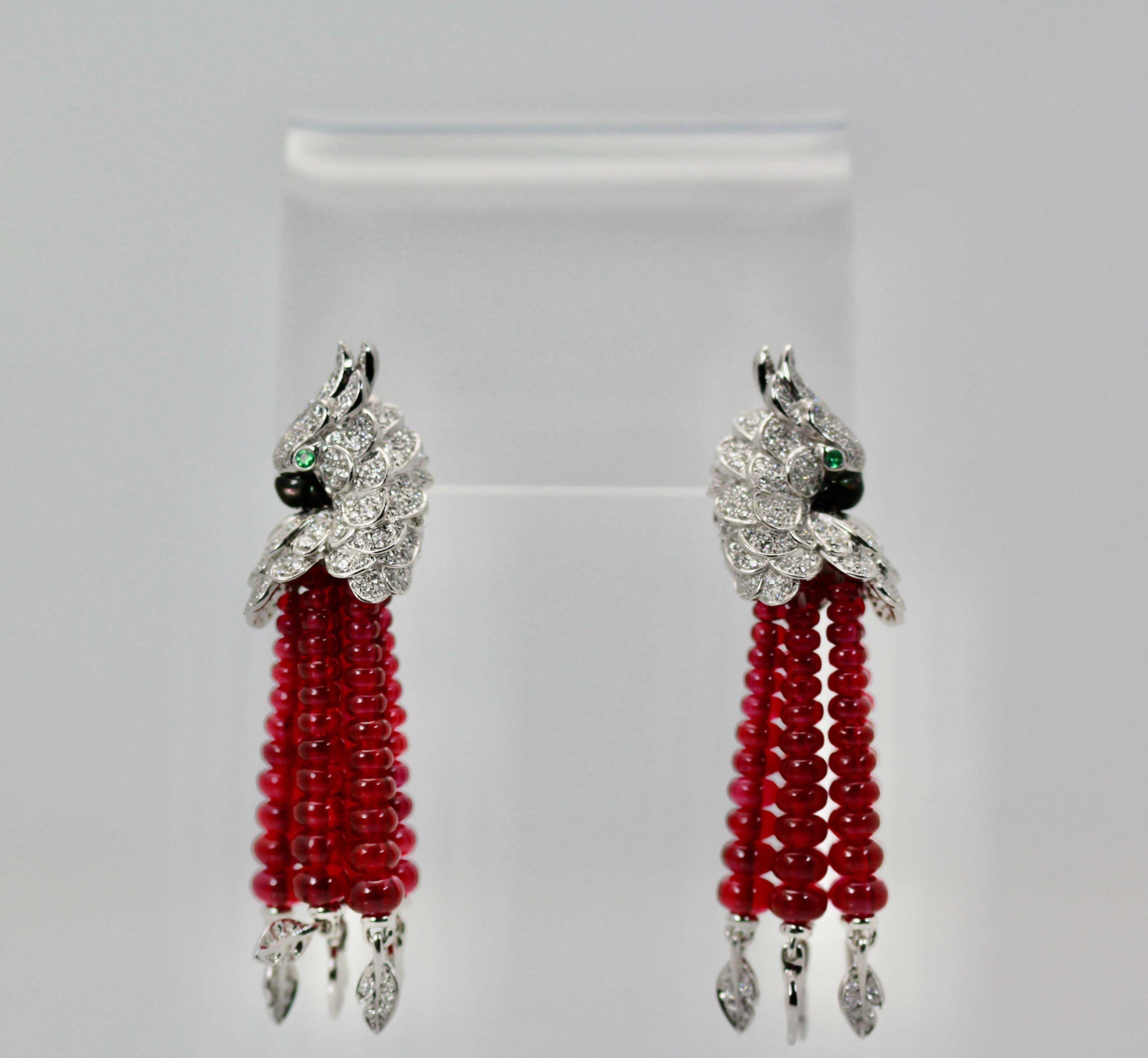 Diese wunderschönen Ohrringe sind aus der Collection'S Les Oiseaux Liberes.  Es handelt sich um Papageien mit rubinroten Quasten, mit Diamanten besetzten Blättern, einem mit Diamanten besetzten Halsband und Kopf, einem Onyxschnabel und Smaragdaugen.