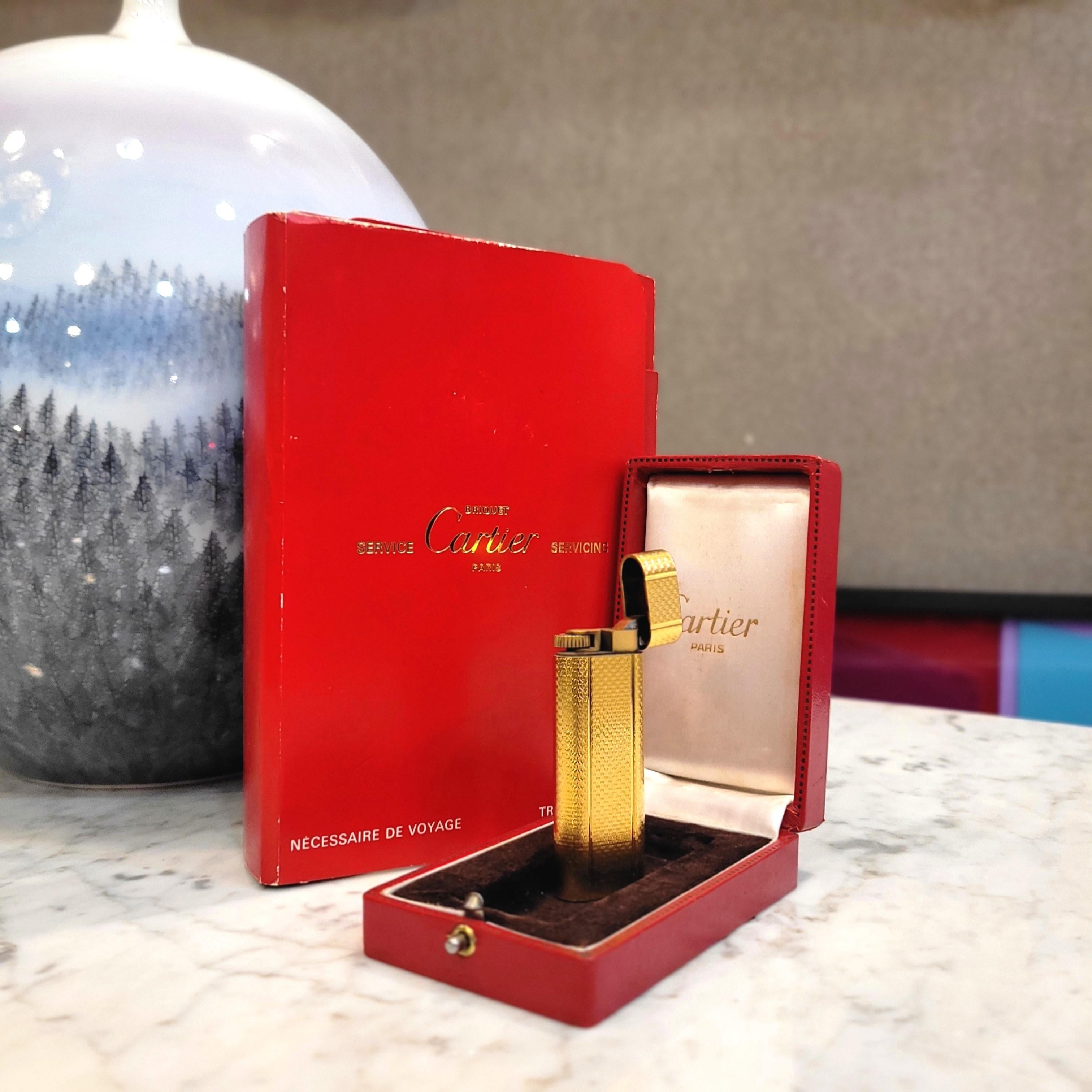 Gorgeous and Excellent luxury lighter from the prestigious brand Cartier, with 18-karat yellow gold plating. As an ornament, it presents a delicate motif of fine vertical wavy lines on all its faces.

On the base there are the authenticity marks of