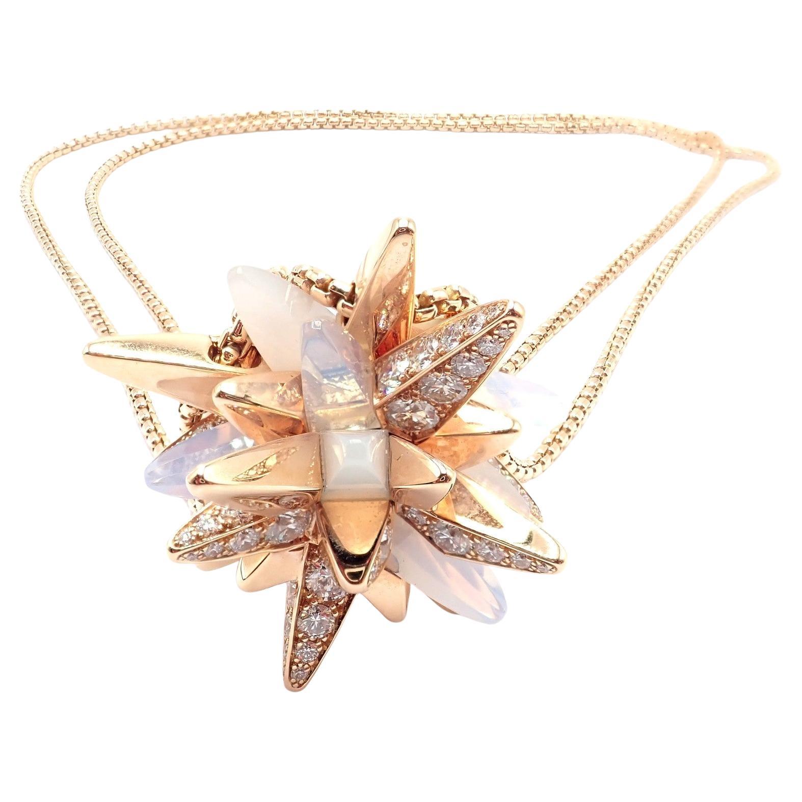 Pietra di luna con diamante frattale in oro rosa 18 carati  Collana con ciondolo in edizione limitata di Cartier. 
Questa collana con ciondolo in oro rosa 18k in edizione limitata è la numero 5 su 20 mai realizzate. 
Questo ciondolo può essere