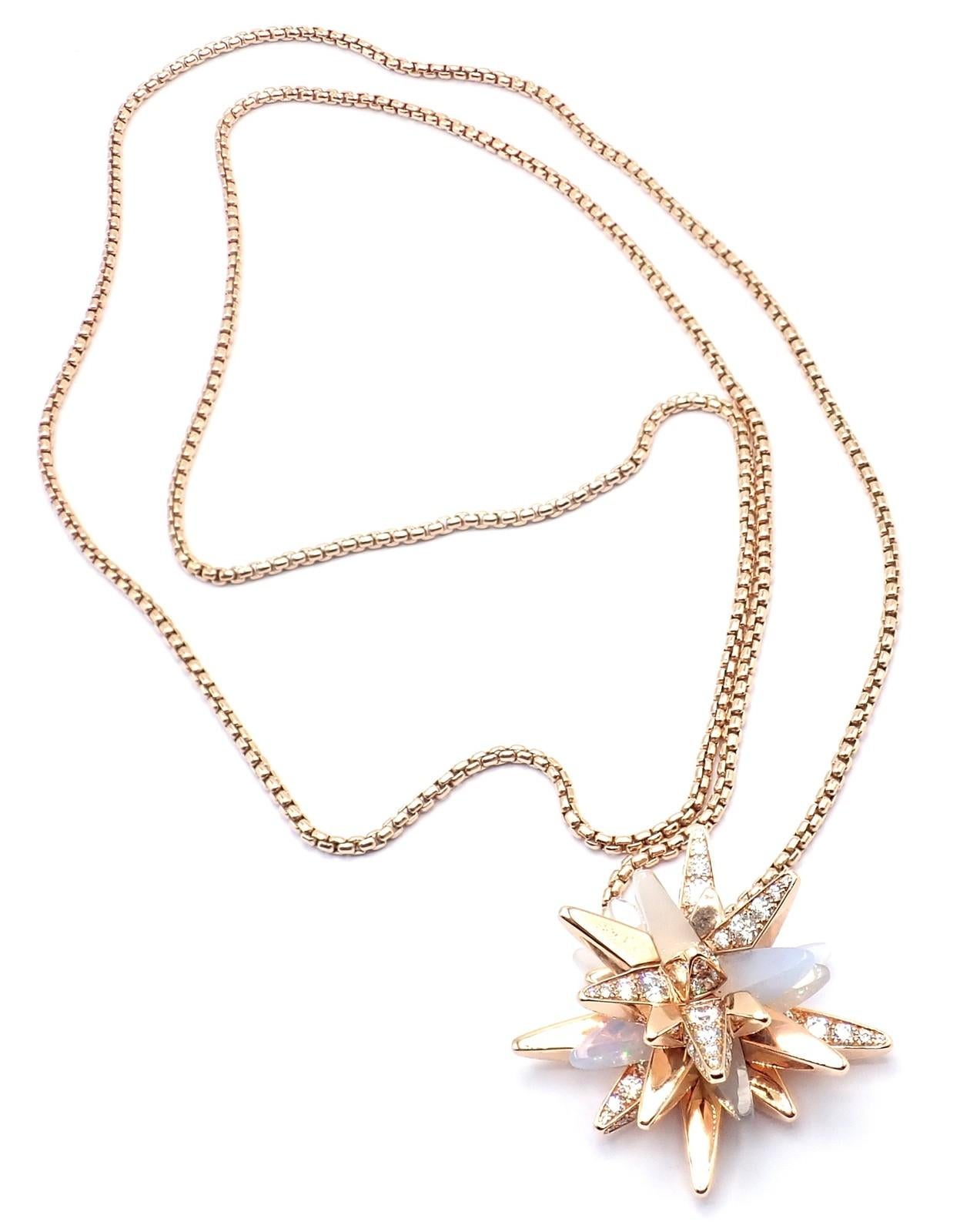 Taglio brillante Cartier Collana con ciondolo in oro rosa frattale con pietra lunare e diamanti a edizione limitata in vendita
