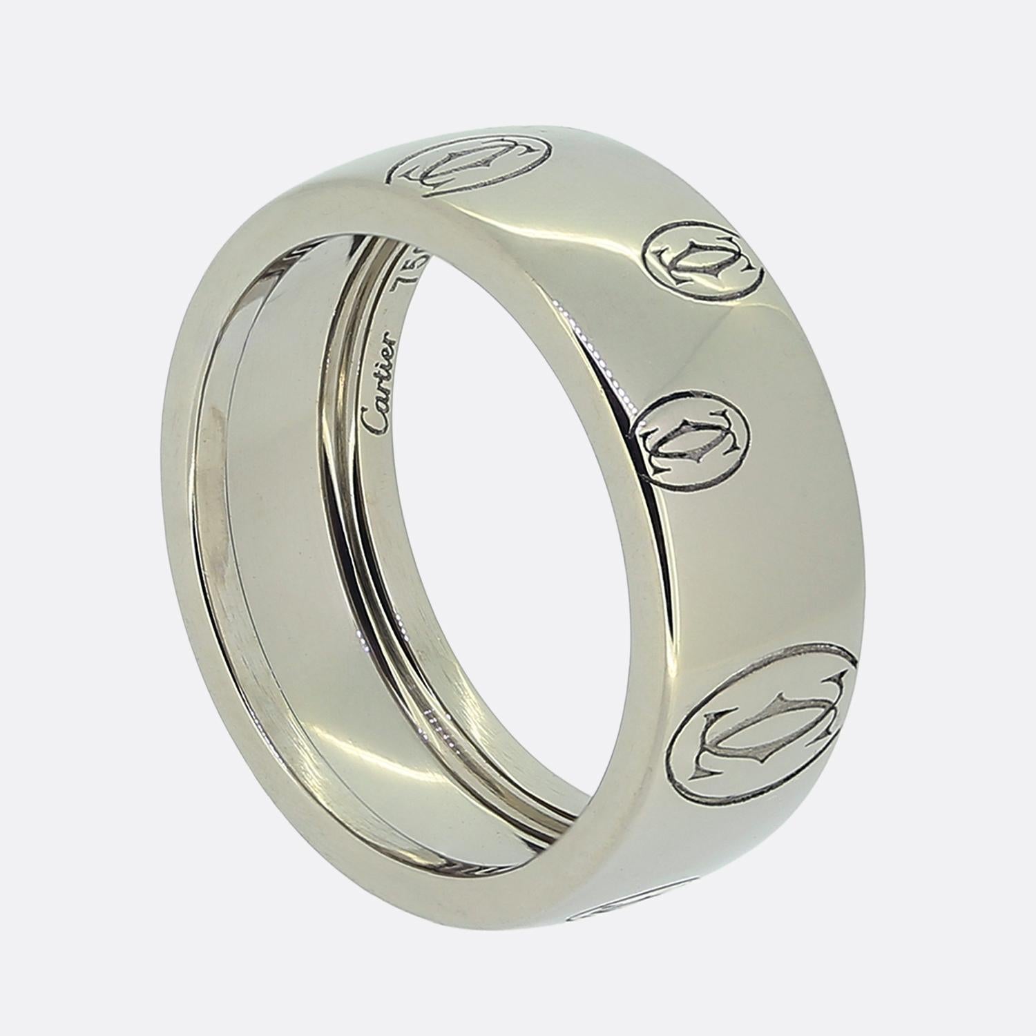 Hier haben wir einen klassischen Bandring aus dem weltbekannten Luxusschmuckhaus Cartier. Das aus 18 Karat Weißgold gefertigte Schmuckstück ist Teil der Kollektion 