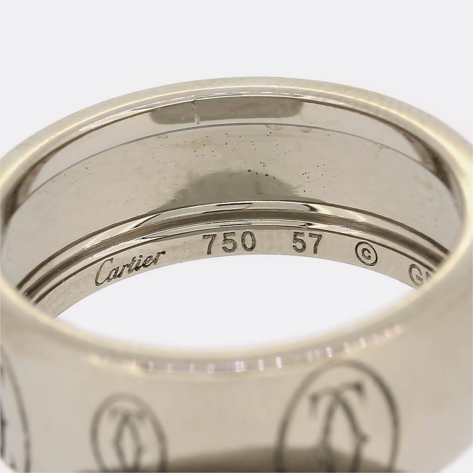 Ein schöner Ring aus der 'Logo De Cartier' Collection'S von Cartier. Es handelt sich um ein 8 mm breites Band mit dem klassischen Doppel-C-Logo, das um das Band herum verläuft und aus 18 Karat Weißgold gefertigt ist.

Zustand: Gebraucht (Sehr
