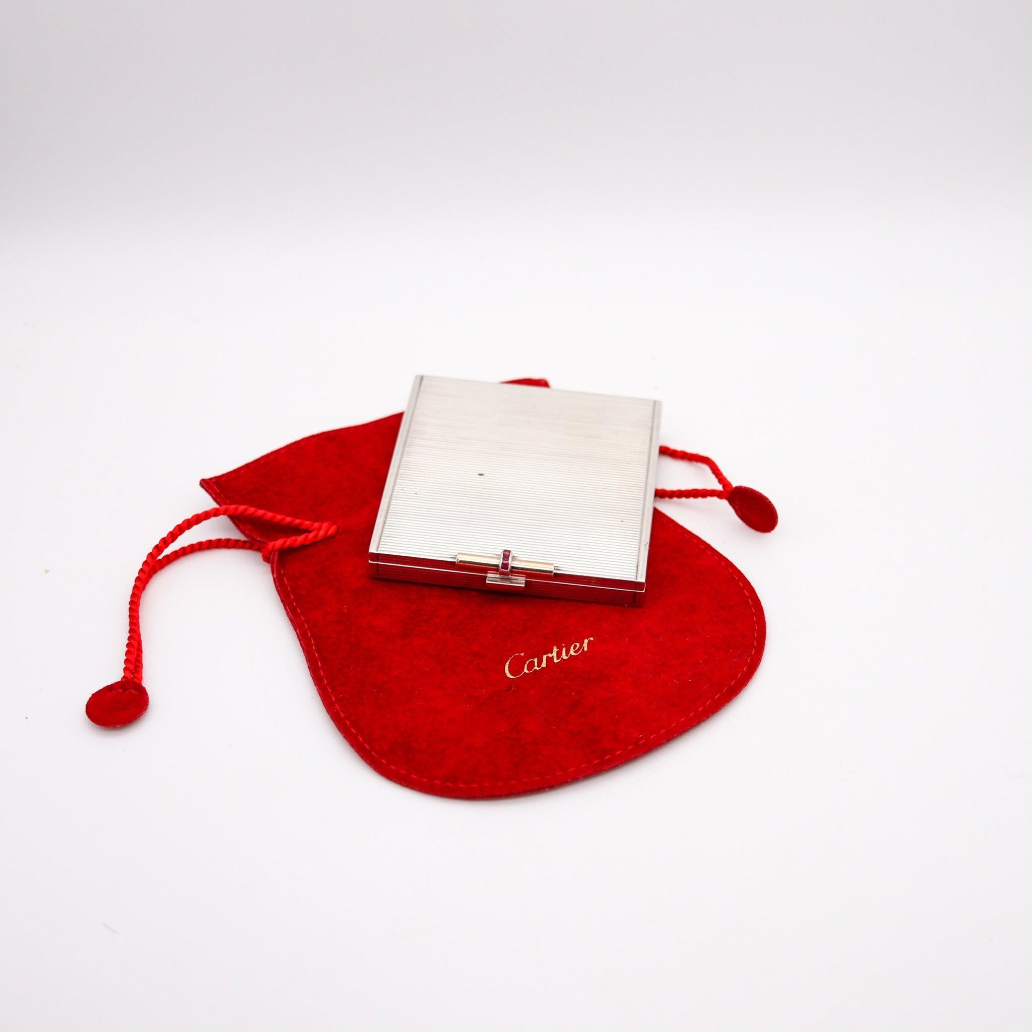 Kompakte, von Cartier entworfene Schachtel.

Schöne und seltene kompakte Box, in Paris Frankreich von der Schmuck-Haus von Cartier, zurück im Jahr 1935 erstellt. Die quadratische Dose wurde mit Art-Deco-Mustern aus massivem Sterlingsilber mit