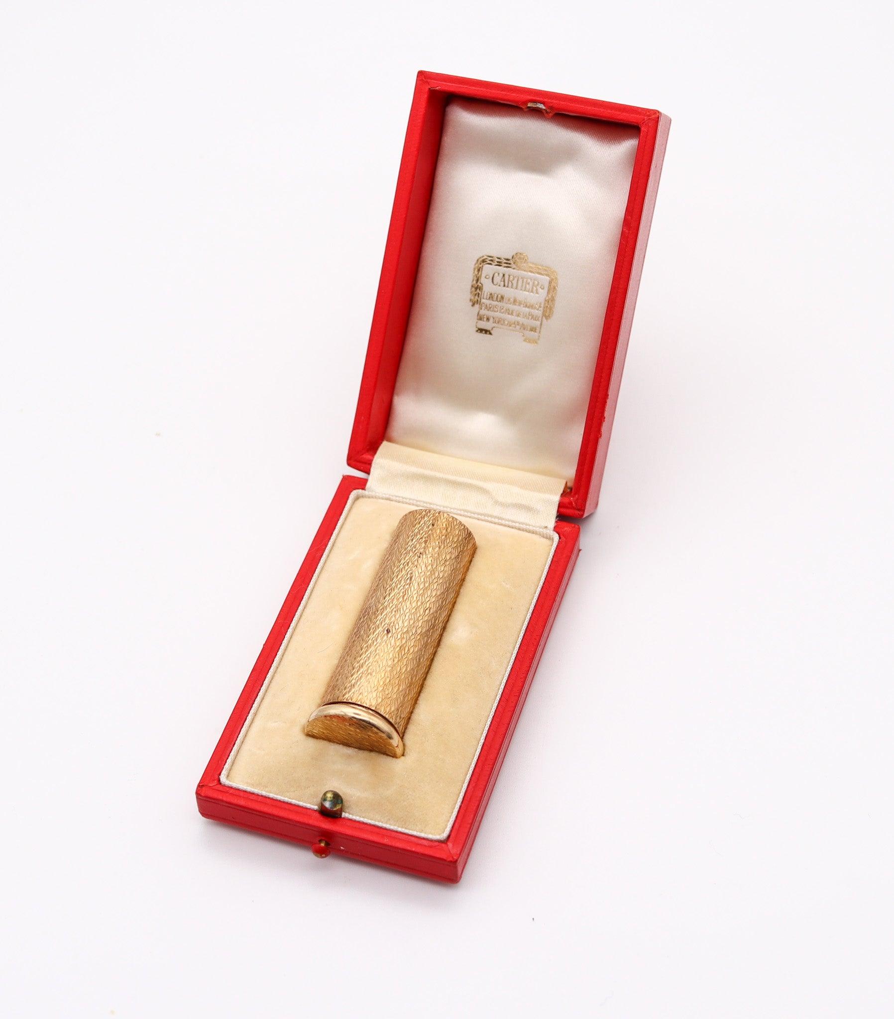 Frasco atomizador de perfume diseñado por Cartier.

Se trata de un precioso frasco atomizador de perfume, creado en Londres, Inglaterra, para la casa de joyería Cartier, allá por 1939. El atomizador vintage ha sido elaborado con forma cilíndrica en