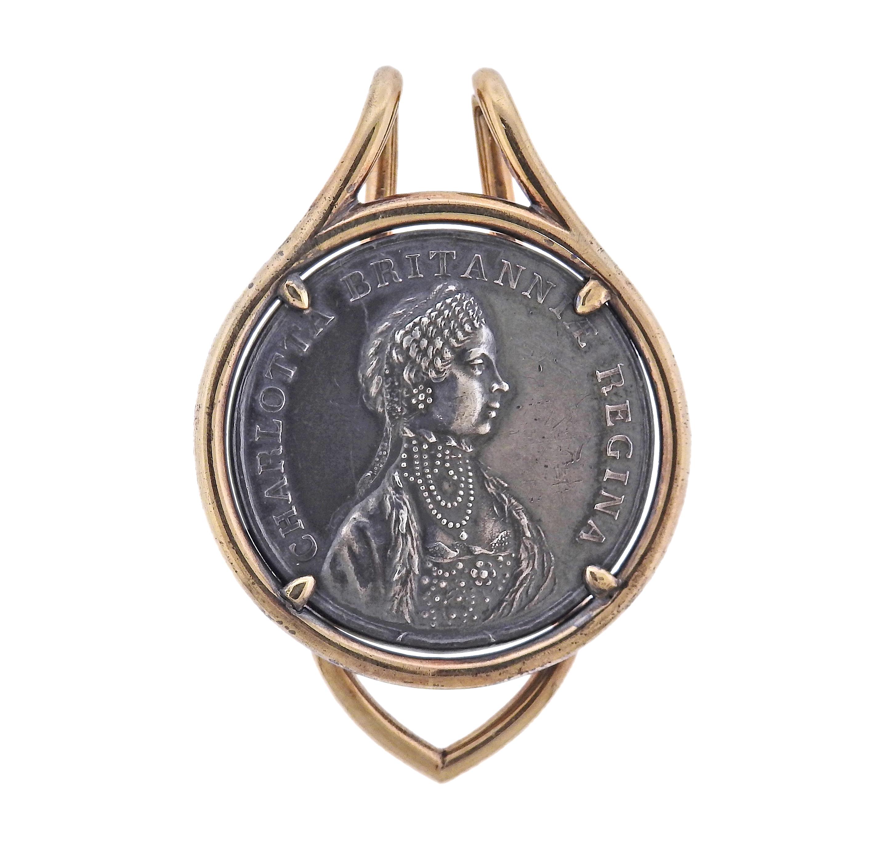 Pince à billets en or 18 carats de Cartier, avec au centre une pièce de monnaie ancienne de 29 mm. Taille totale de la pièce - 1 6/8