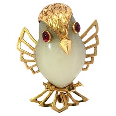Broche « Oiseau » Cartier, Londres, en calcédoine et rubis, or 18 carats, années 1970