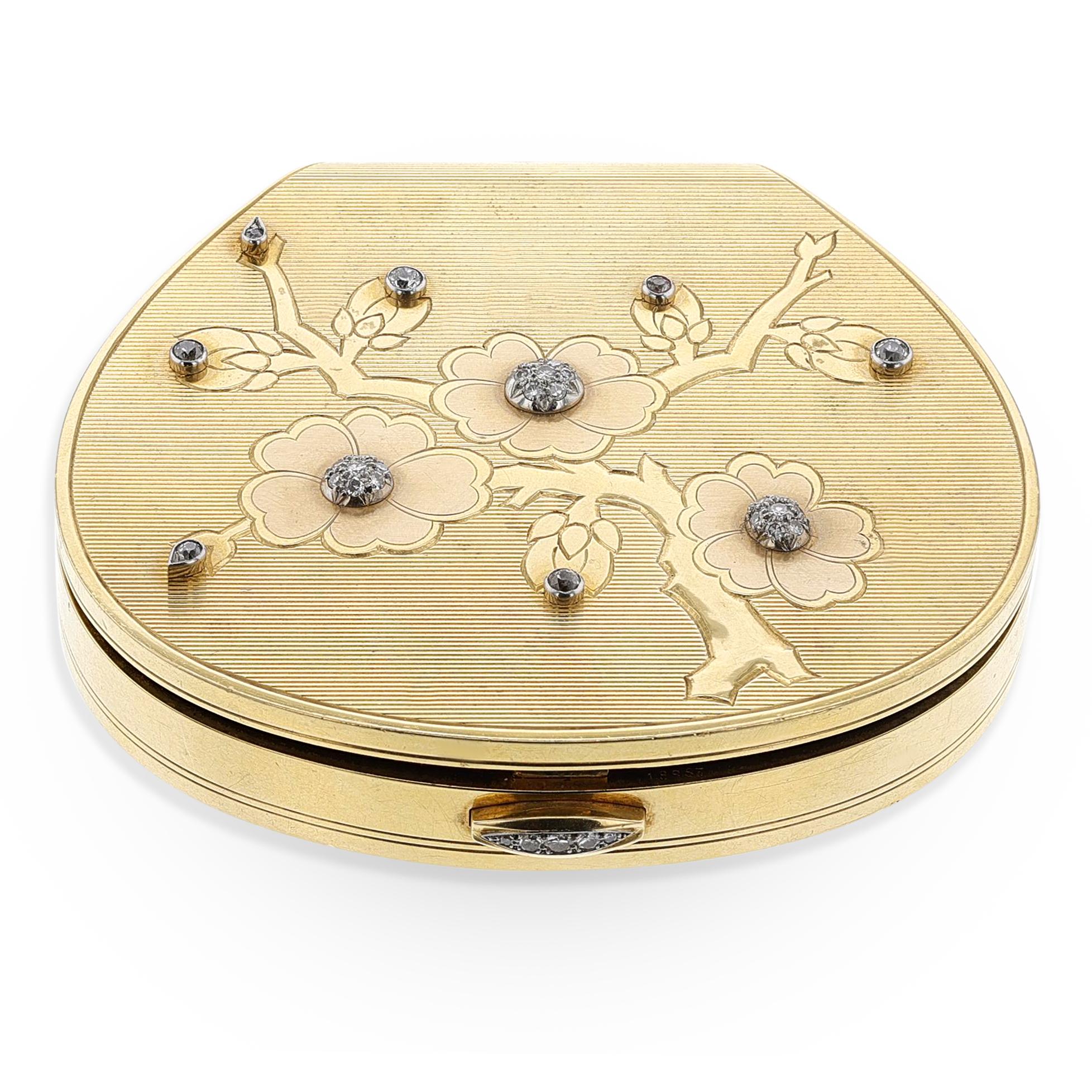 Un estuche con espejo de diamantes Cartier London con diseños florales y diamantes. La funda pesa 163 gramos. Las dimensiones son 3,20 pulgadas x 2,80 pulgadas x 0,53 pulgadas (H). 