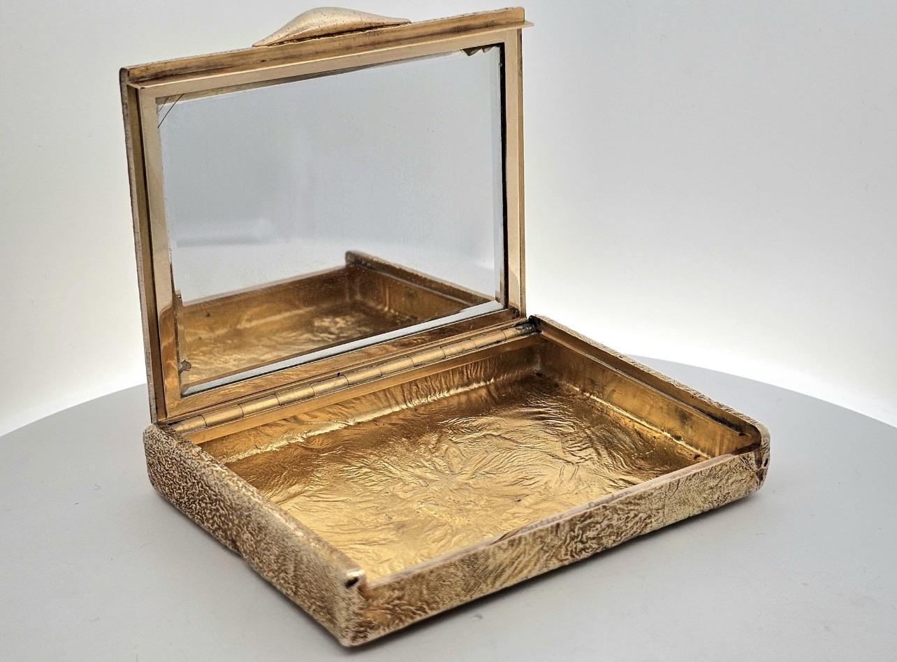 Cartier London Gold Lava Pattern Cigarette Case Compact Pill Box with Gemstone In Good Condition In Fairfield, CT