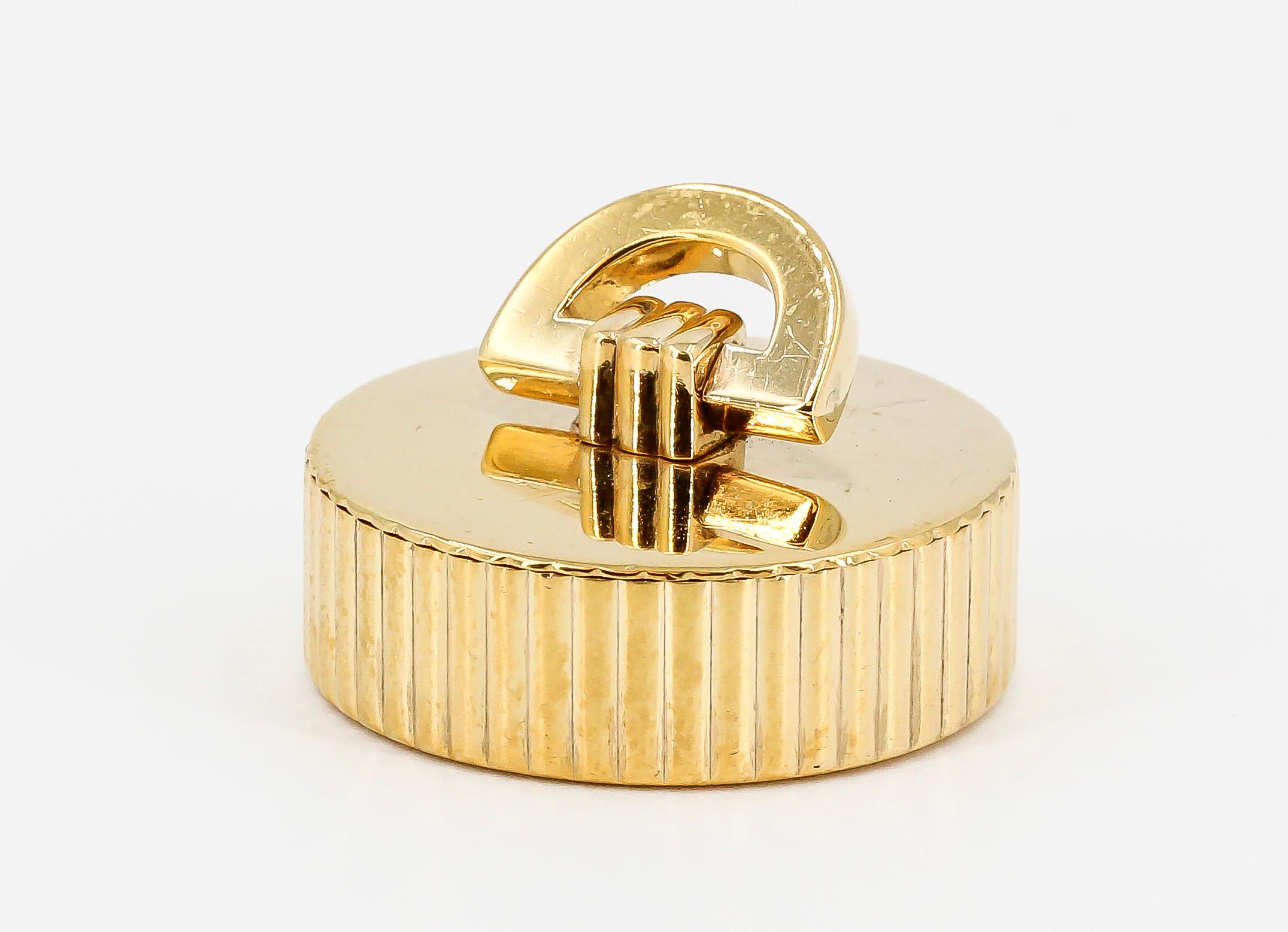 Elegant 9k yellow gold round pill box w/removable lid, circa 1940s. It features a ribbed design on the sides, with removable lid. Beautifully made and easy to carry.

Hallmarks: Cartier London, 9 375, JC, B.