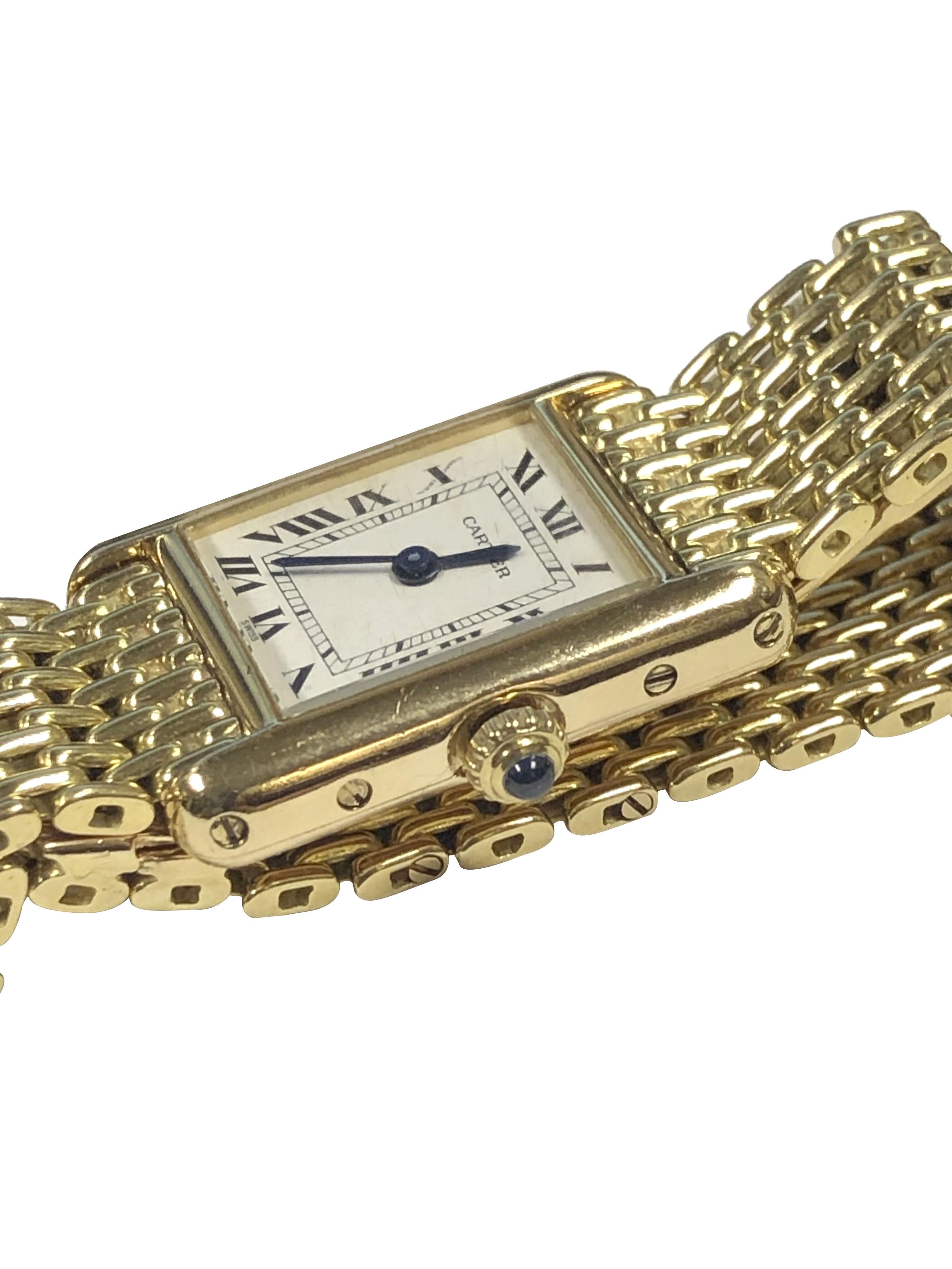 Orologio da polso Cartier, Louis Cartier, Classic Tank, 24 X 18 M.M. Cassa in oro giallo 18k in 2 pezzi, movimento al quarzo, quadrante bianco con numeri romani neri, corona in zaffiro. Bracciale a maglie Cartier largo 1/2 pollice con fibbia